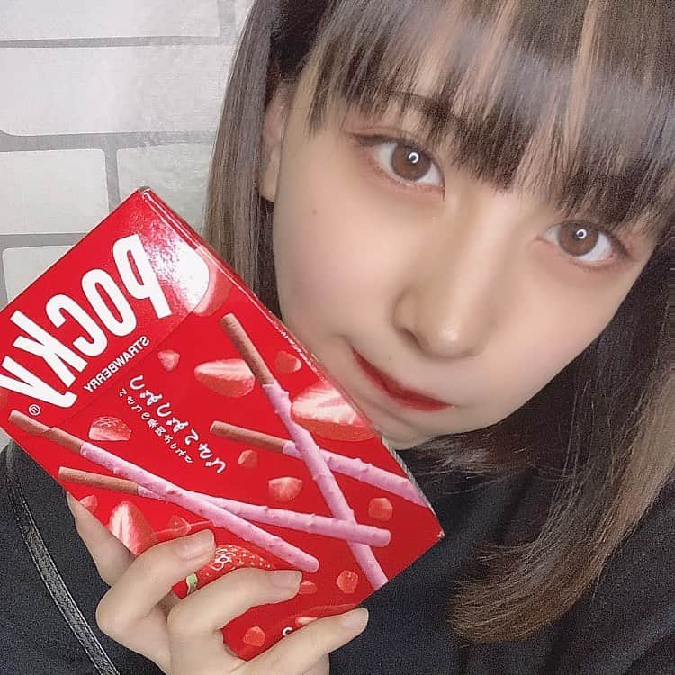 松藤瑛瑠さんのインスタグラム写真 - (松藤瑛瑠Instagram)「#ポッキーの日 ﻿ ﻿ ﻿ 私の推しポッキーは﻿ 『つぶつぶいちご🍓』﻿ これは優勝🏆﻿ ﻿ ﻿ ﻿ ﻿ 下のクッキー棒の部分もしっかり﻿ チョコ味🍫💗﻿ 好きすぎて5箱ストック済み✨﻿ ﻿ ﻿ みんなも食べてみてね💭﻿ ﻿ ﻿ ﻿ #ポッキー #11月11日  #1111 #お菓子 #美味しい  #いちご #苺 #推し  #好き #ピンク #秋 #冬  #いいね返し #フォロー   #pocky #strawberry  #sweet #winter #autumn  #pink #love #selfie  #photography  #instagood #instalike  #instagram #instapic  #l4l #follow」11月11日 20時24分 - erumiruku