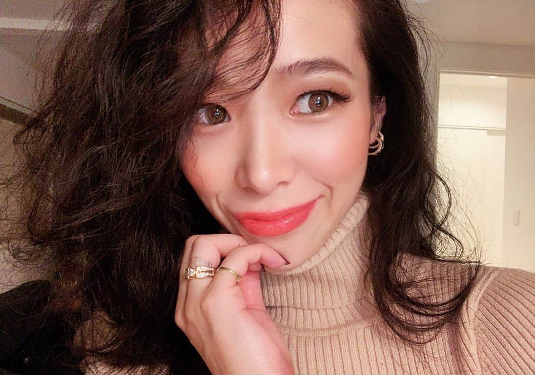 紅蘭さんのインスタグラム写真 - (紅蘭Instagram)「BROSKY美容液、前回が数分で即完だった為 急いで在庫を準備致しました！！ 11月13日（金） 9:00，15:00，21:00、 三回に分けて発売決定！！  前回の美容液はお手元にとどきだしてるころかな？！ BROSKY美容液の一番の使用方法としては、洗顔後、美容液を手に取り、気になる部分につけてください！ 一瞬で浸透するのがわかるはずです！ 浸透後は３～５分ほど待ってから、次の化粧水等を使用してください！   気になる部分に直接アプローチという感覚でもいいですが、皮膚は1枚の皮で繋がってるのでポイント的に使うより、お顔全体で一貫したスキンケアをお勧めします！  有難いことに多くのお客様にご使用いただいたこの１年間で、個人差は有りますが、たくさんの感想をいただきました。 アトピー、ニキビ、ニキビ跡、毛穴の開き、しみ、くすみ、しわ、たるみ、肌質改善、鮫肌、妊娠線、保湿、ヤケド跡、傷跡など、まだまだ書ききれない程沢山ありますが お客様から効果や変化が分かったなどの感想や比較写真はストーリーのハイライトにも載せているので是非ご覧ください！  効果、効能を保証することはできませんが、 今後も多くの方のお肌トラブルを解決する「万能美容液」を目指し販売いたします！  #紅蘭 #brosky美容液 #再入荷決定 #ヒト臍帯血細胞順化培養液  #50%配合 #万能美容液 #寒くなってきたね #皆様体調管理もしっかりとね」11月11日 20時20分 - kurankusakari