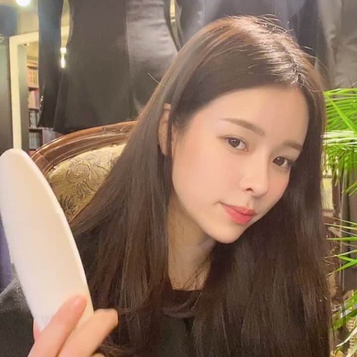 クォン・スジョンのインスタグラム：「오늘이 11/11 빼빼로데이라 그런지 남친분들께 미스트 선물해주시는 분들이 많이 보이네요😆  배송메세지 보면서 대리 만족했습니다. ❤️  빼빼로 못받으신분들 ✋🏻제가 보내드릴게요!! 🥳  이번 공구에는 유난히 남자 고객님들께서  트윙클미스트에 대해 다이렉트로 질문을 많이 보내주셨는데욤 최대한 답장 다 드리려고 노력하고 있는데 ㅠㅠ 너무 많이 답장을 드려서 다이렉트가 잠시 멈췄습니다!  놓치지않고 답장드릴수 있도록 노력 할게요😀  감사합니다!   #빼빼로데이 #흐흐 #트윙클미스트 #마감 #공구마감 #물광피부 #꿀광피부 #수분크림 #미스트 #기초화장」