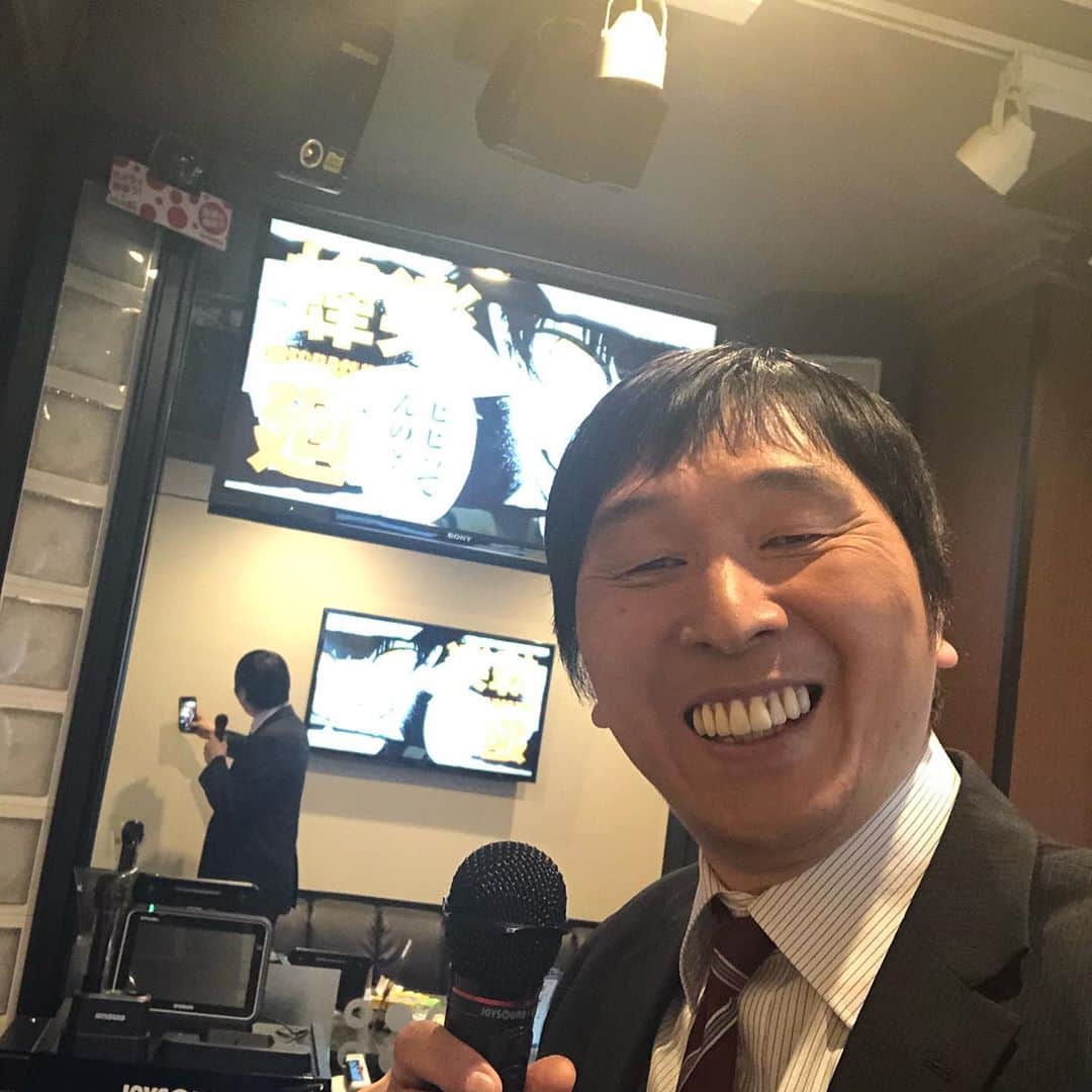 ほいけんたのインスタグラム：「まさかの、カラオケ屋さんでロケ♪ いつもの日常と違うのは、さんまさんになっている？！笑  #ほいけんた #カラオケ #ロケ #番組 #明石家さんま #JOYSOUND」