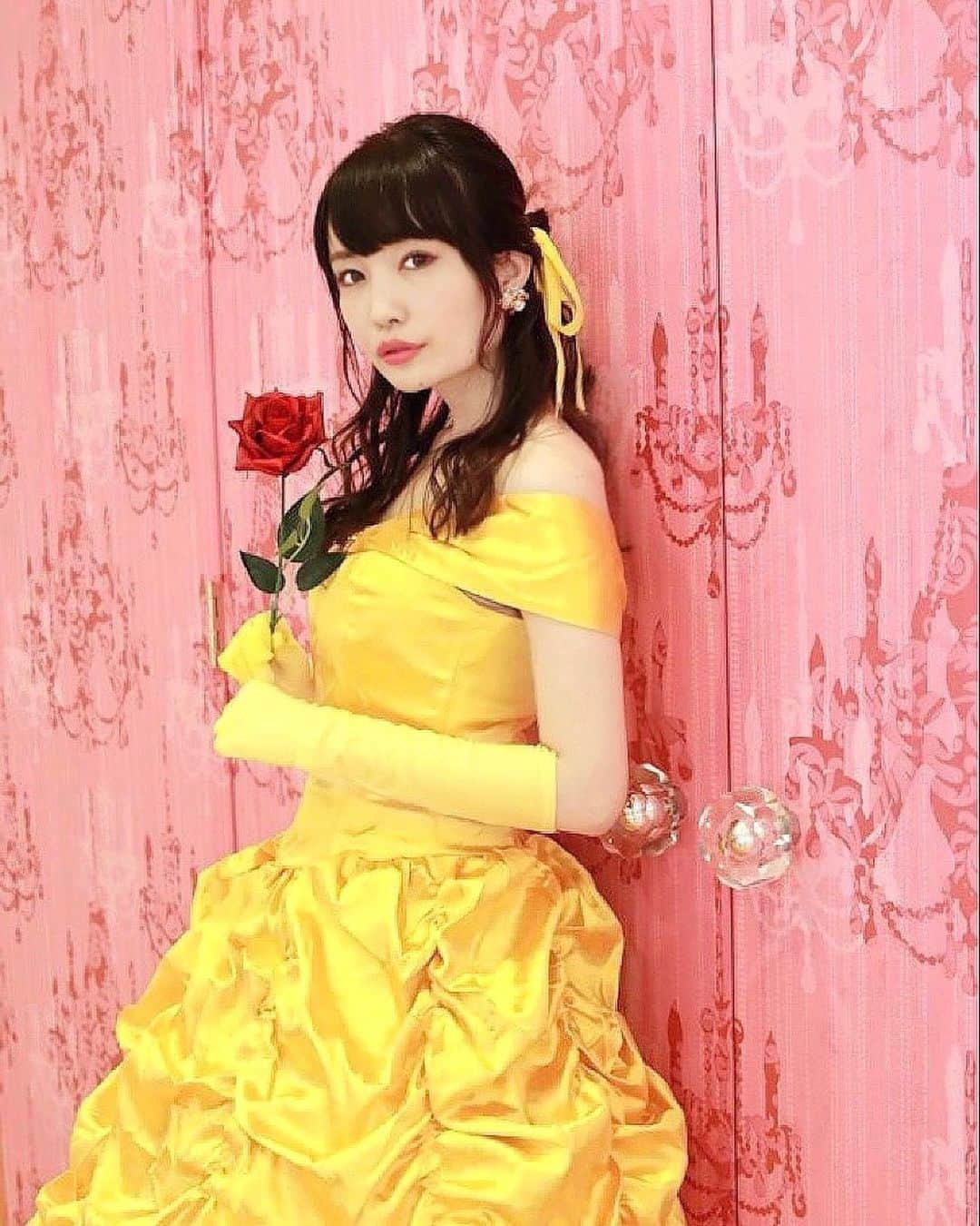 浅井麻里さんのインスタグラム写真 - (浅井麻里Instagram)「💛🌹💛﻿ ﻿ ベルドレスでの撮影データ🥀﻿ ﻿ いつかウィッグ付けての﻿ フル仮装もやってみたいなー💕👸﻿ (一番やってみたいのはアリエル❤️🧜‍♀️)﻿ ﻿ ﻿ 冬でもウェディングドレスや﻿ カラードレス着て撮影するから肌ケアは必須✨﻿ 質問もらうこともあるから、﻿ また脱毛について書いとくねー♬😊﻿ ﻿ いろんな脱毛サロンある中で、﻿ 銀座カラーは業界最安値レベルの﻿ 月額3,000円で全身脱毛できるんだって✨﻿ サロンでやってもらうと、﻿ 肌に優しいしツルスベ肌になれるからいいよ💕﻿ ﻿ 無料カウンセリングの予約は、﻿ 『@ginzacalla_official』の﻿ 公式アカウントURLから﻿ キャンペーンcheckしてみてね✔️👀﻿ ﻿ ﻿ #ベルドレス#カラードレス#美女と野獣#Dressy花嫁#プラコレ#銀座カラー#脱毛#全身脱毛#顔脱毛#callaPR#dress」11月11日 20時33分 - mari_asai_625