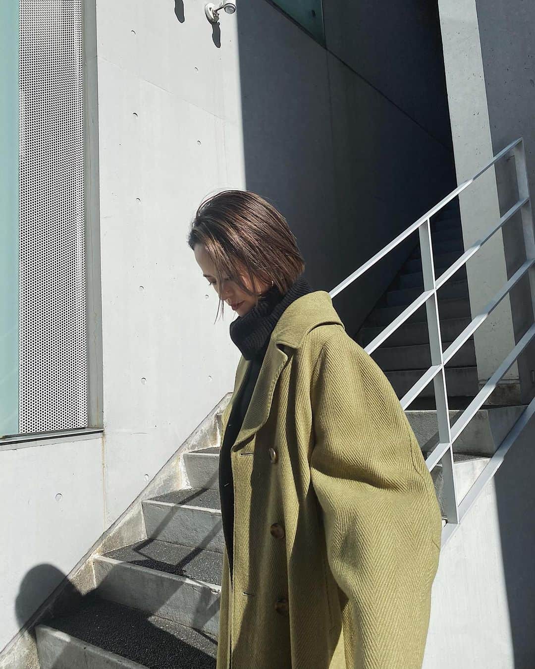 関本香里さんのインスタグラム写真 - (関本香里Instagram)「ㅤㅤㅤ ヘリンボーンダブルコート💚 ㅤㅤㅤ 本日発売！ ㅤㅤㅤ 上品なヘリンボーン生地を使用し 大きめな襟がレトロな印象に。 袖はトレンドのパワショル風だけど 身頃はスッキリシルエットだから すっきりと着用できます✨ ㅤㅤㅤ MURUA今季イチオシのロングコートです🧥 ㅤㅤㅤ #murua」11月11日 20時33分 - kaori_sekimoto_