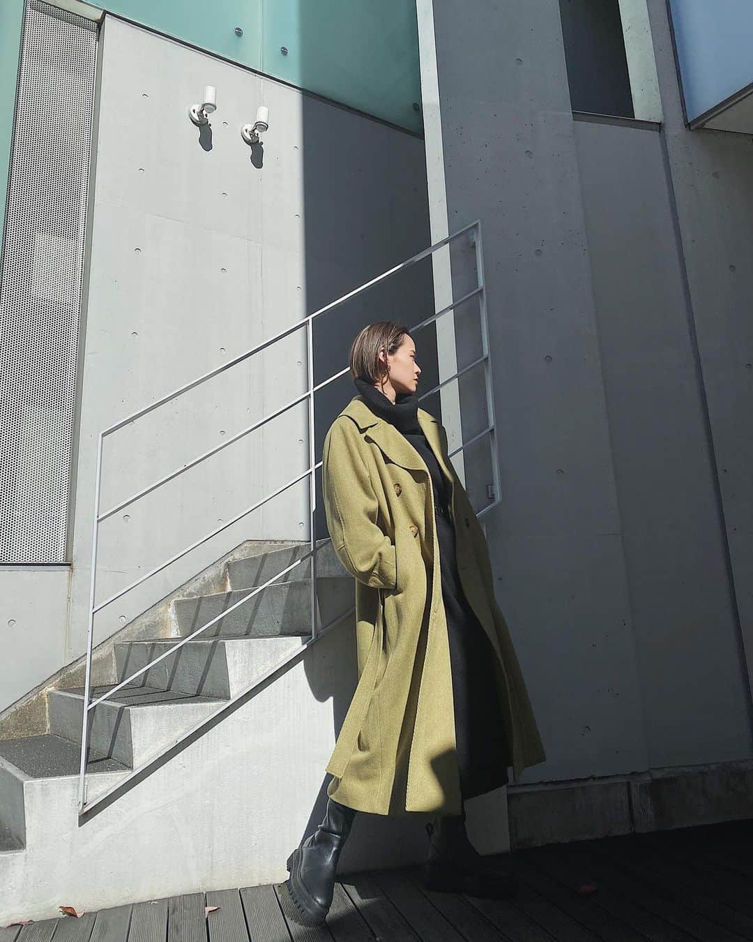 関本香里さんのインスタグラム写真 - (関本香里Instagram)「ㅤㅤㅤ ヘリンボーンダブルコート💚 ㅤㅤㅤ 本日発売！ ㅤㅤㅤ 上品なヘリンボーン生地を使用し 大きめな襟がレトロな印象に。 袖はトレンドのパワショル風だけど 身頃はスッキリシルエットだから すっきりと着用できます✨ ㅤㅤㅤ MURUA今季イチオシのロングコートです🧥 ㅤㅤㅤ #murua」11月11日 20時33分 - kaori_sekimoto_