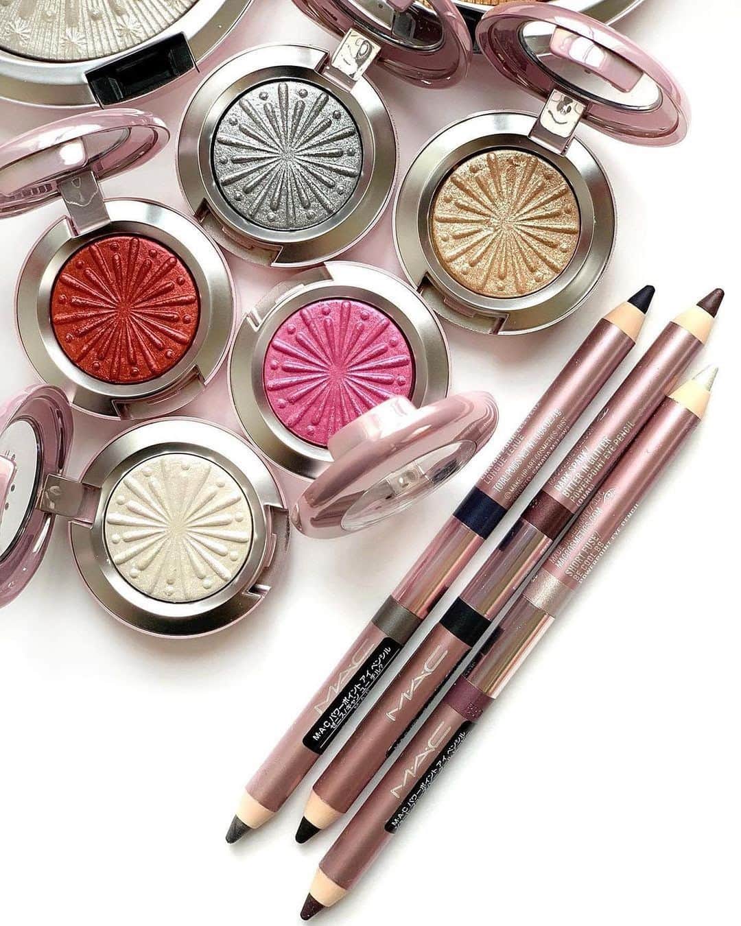 M·A·C Cosmetics Hong Kongさんのインスタグラム写真 - (M·A·C Cosmetics Hong KongInstagram)「只需兩件孖寶讓明眸發放滿滿電力！ ⚡️ 粉雪煙火限量閃鑽眼影，完美搭配節日派對裝扮！ 液態金屬外殼 x 煙火浮雕，上妝後尤如完美切割嘅鑽石般閃閃發光 5款限量色彩包括：全城瘋搶「獨角獸月亮色」#CoolerThanBeingCool、晶亮奶茶色#Sparktacular、幻彩粉晶色#ExplosiveChemistry 、晶亮金屬紅 #FireworkTheRoom、晶亮銀鑽色 #SilverBells  ⚡️ 粉雪煙火限量雙色眼線筆，派對女王嘅可靠拍檔！ 防水 x 防暈染，可作眼線或暈開成眼影，電力長效到深夜！ 3組顏色配搭：閃黑 X 炫啡 #DarkSpark X #BitterinGlitter /  金屬藍 X 銀 #Zenith X #CanYouChill /  金屬紫 X 晶亮白 #ShortFuse X #BeCoolBB  你會點mix & match 呢兩個節日眼妝法寶? 立即留言話我哋知啦！  Product mentioned: Frosted Firework Extra Dimension Foil Eye Shadow 粉雪煙火限量閃鑽眼影 - HK$220 Frosted Firework Powerpoint Eye Pencil 粉雪煙火限量雙色眼線筆 HK$180 #MAC粉雪煙火 #MACFrostedFirework #MACHongKong  Regram from @mac_matsuya.ginza --- 今個聖誕入手愈多，M·A·C與你分享更多！🎁 💻2-15/11 官網限定禮遇： - 凡購物滿HK$300, 即送你時尚焦點眼影 Omega+ 指定#子彈唇膏 + #貼妝保鮮水 2.5ml - 凡購物滿HK$600, 即送你時尚焦點眼影 Omega + 指定#子彈唇膏 + #貼妝保鮮水 100ml + 超精細眼線液 🛒2-15/11 門市限定禮遇： - 凡購物滿HK$580, 即送你指定#子彈唇膏 + #貼妝保鮮水 100ml - 凡購物滿HK$880, 即送你#聚光氣墊 + 指定#子彈唇膏 + #貼妝保鮮水 30ml - 凡購物滿HK$1200, 即送你#聚光氣墊 + 指定#子彈唇膏 + #貼妝保鮮水 100ml + 清爽潔面油 30ml  The Electrifying Duo that helps you steal the show! ⚡️Extra Dimension Foil Eye Shadow, best match with your glamorous holiday outfit!  Firework-embossed shadows that deliver highly pigmented colour and a shimmer-metallic finish for sparktacular holiday eye looks. 5 Limited-edition shades: #CoolerThanBeingCool / #FirewerkTheRoom / #SilverBells / #Sparktacular / #ExplosiveChemistry  ⚡️Powerpoint Eye Pencil, your secret weapon to stay stunning all night long!  A burst of 3 dual-ended waterproof, long-wearing, holiday-exclusive liners and can be used as eyeliner or smudge eyeshadow. 3 Limited DUO-shades: #DarkSpark X #BitterinGlitter / #Zenith X #CanYouChill / #ShortFuse X #BeCoolBB Comment below to tell us how you'd mix and match this pair! ——— This Holiday, the more you shop, the more love M·A·C will share with you! 🎁 💻Exclusive Official Website promo: - Upon any purchase of HK$300, you will receive Eye Shadow #Omega & Selected Bullet Lipstick & Prep + Prime Fix+ 2.5ml for FREE - Upon any purchase of HK$600, you will receive Eye Shadow #Omega & Selected Bullet Lipstick & Prep + Prime Fix+ 100ml & Brushstroke 24-Hour Liner for FREE」11月11日 20時34分 - maccosmeticshk