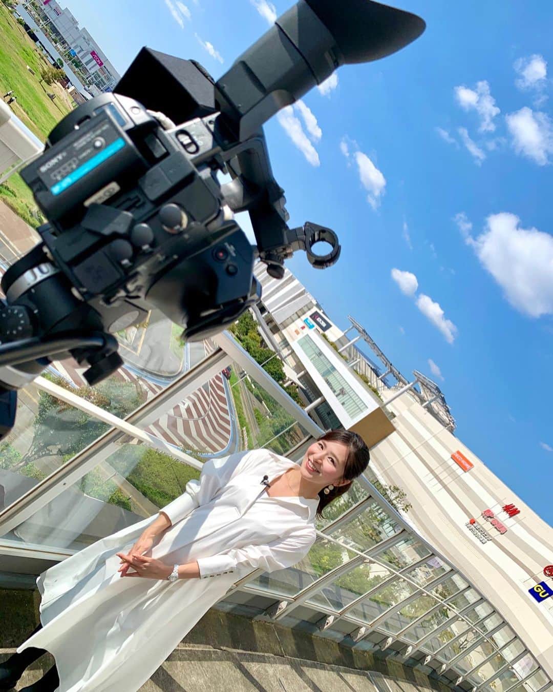 のインスタグラム：「* 東京は毎日青空で とぉっても気持ち良い🌾 朝起きてカーテン開けて 青空を見られるのが一日の幸せ🥰🙏 * 写真はポカポカ陽気の先月の取材☆ この日も青空が清々しかった〜🙌 * #青空 #空 #千葉 #チバテレ #まくはりぽーと #リポーター #アナウンサー #取材 #ワンピース」