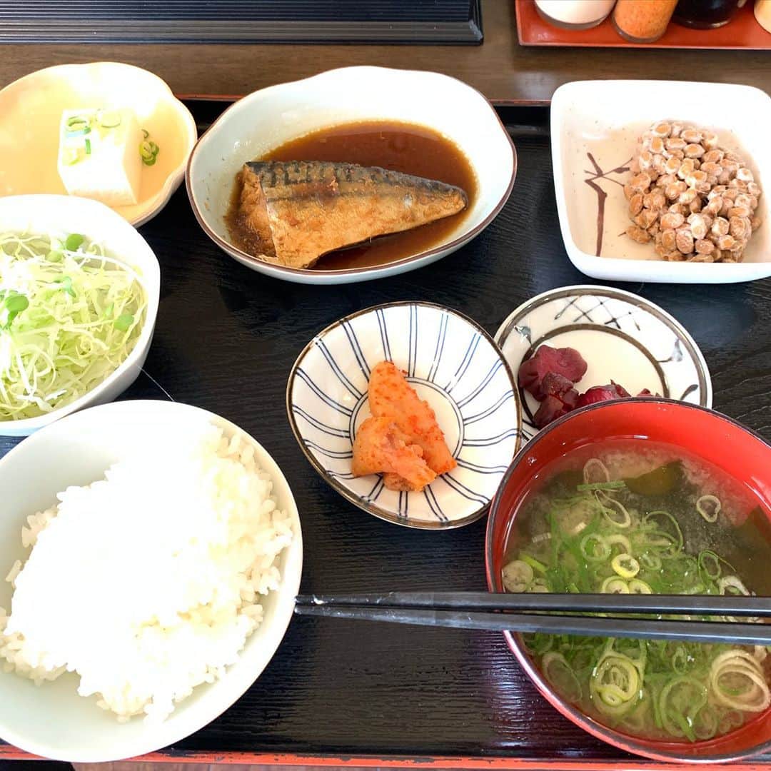 のインスタグラム：「サイコーかよ！ 煮サバ定食小 に、納豆と明太子の小鉢追加  ご飯味噌汁おかわり自由！  #あすか食堂」