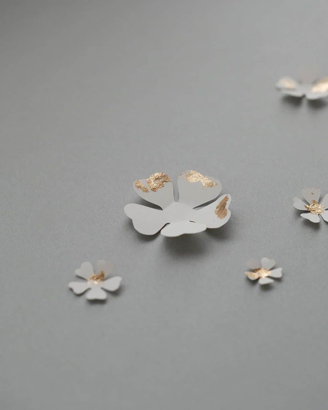 Veronica Halimさんのインスタグラム写真 - (Veronica HalimInstagram)「Soft petals drift down Without struggle the blossoms Find their destiny — #petals #truffypi #paperflowers #haiku #blossoms #weddinginvitation #styledshootbundle」11月11日 20時27分 - truffypi