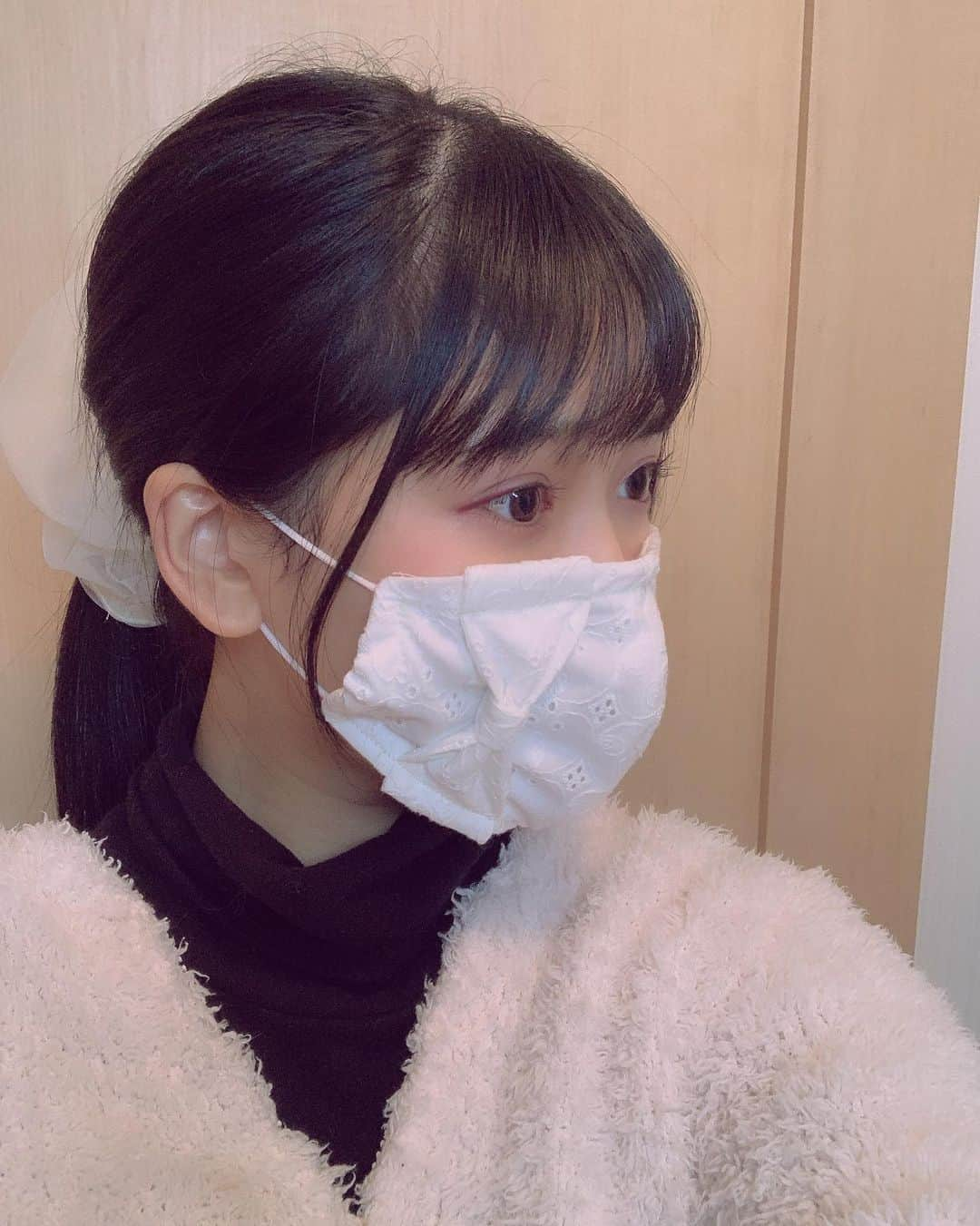 安田桃寧さんのインスタグラム写真 - (安田桃寧Instagram)「. 最近マスクでの肌荒れが気になるので 布マスク作りました☺️ 3枚目のピンクのマスクはラメが入っててかわいい💗 難しかった〜笑笑  #布マスク #手作りマスク #レースマスク #マスク #リボンマスク #ハンドメイド」11月11日 20時28分 - peachpeach_o6o8