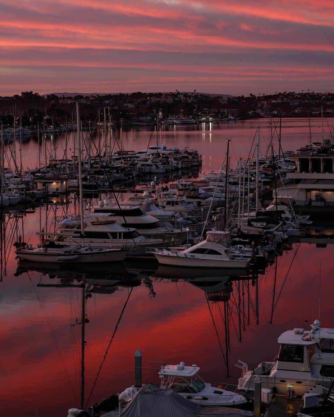フェルナンド・ベルダスコのインスタグラム：「One of the most beautiful sunrises I have seen in my life 🤩 #LosAngeles #MarinaDelRey #NoFilter」