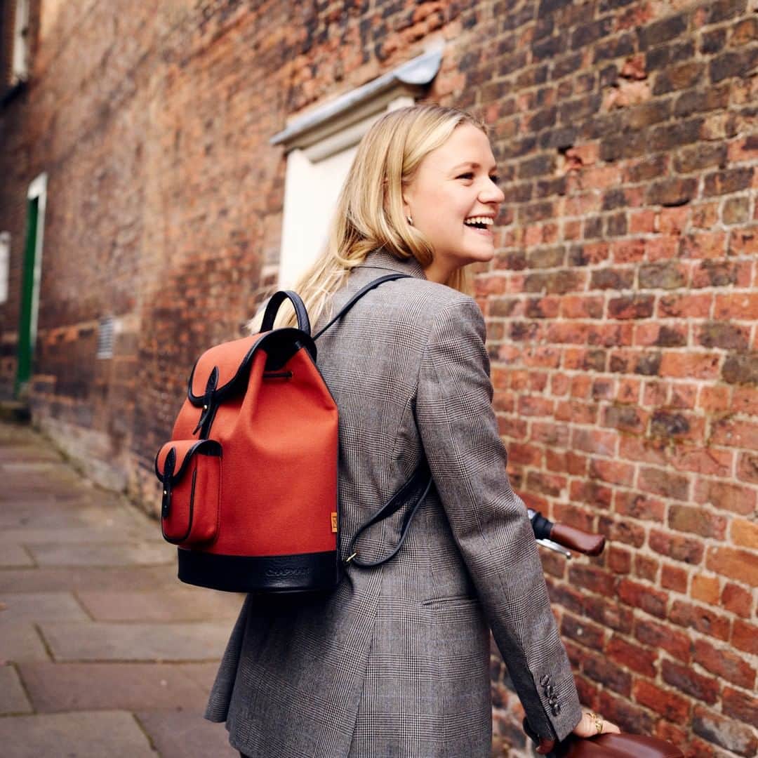 ジョンチャップマンのインスタグラム：「Make every day count with our stylish and practical range of go to products, from iPad sleeves to backpacks.  Explore the range ➡️ LINK IN BIO  . . . #chapman #chapmanmade #chapmanbags #backpack #leather #handmade #handcrafted #british #britishmade #luxury #accessory  #travelbag」