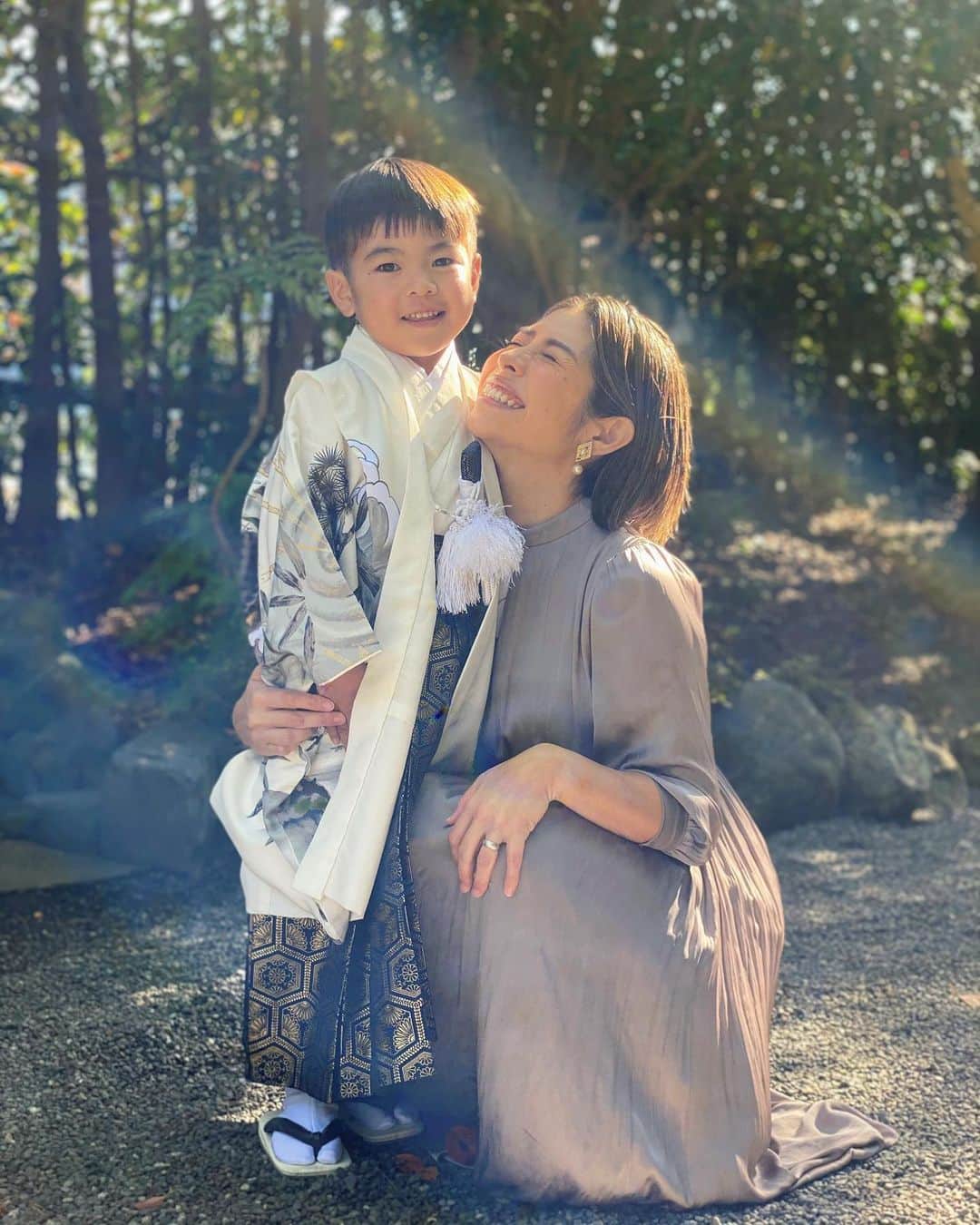 齋藤美波のインスタグラム：「🔳🔲🔳 #七五三  家族バージョン👦🏻👦🏻👩🏻👨🏻 ・ こう見ると自分も親なんだな、、と。笑 本当は七五三の時に 着物着るのが夢だったけど 前撮りで着物着たし まだ3歳になるおチビがいて きっと上品には動けないから（笑） 今回は正装で。 無難があまり好きくないから @naturalbeautybasic_official  のワンピース♥️ サテン生地でお気に入り✨ ・ 家族写真ってなかなか撮らないから 改めて撮ると家族なんだなぁ〜と つくづく☺️♥️ ・ ・ #家族写真 #七五三お参り #親子#正装#寒川神社」