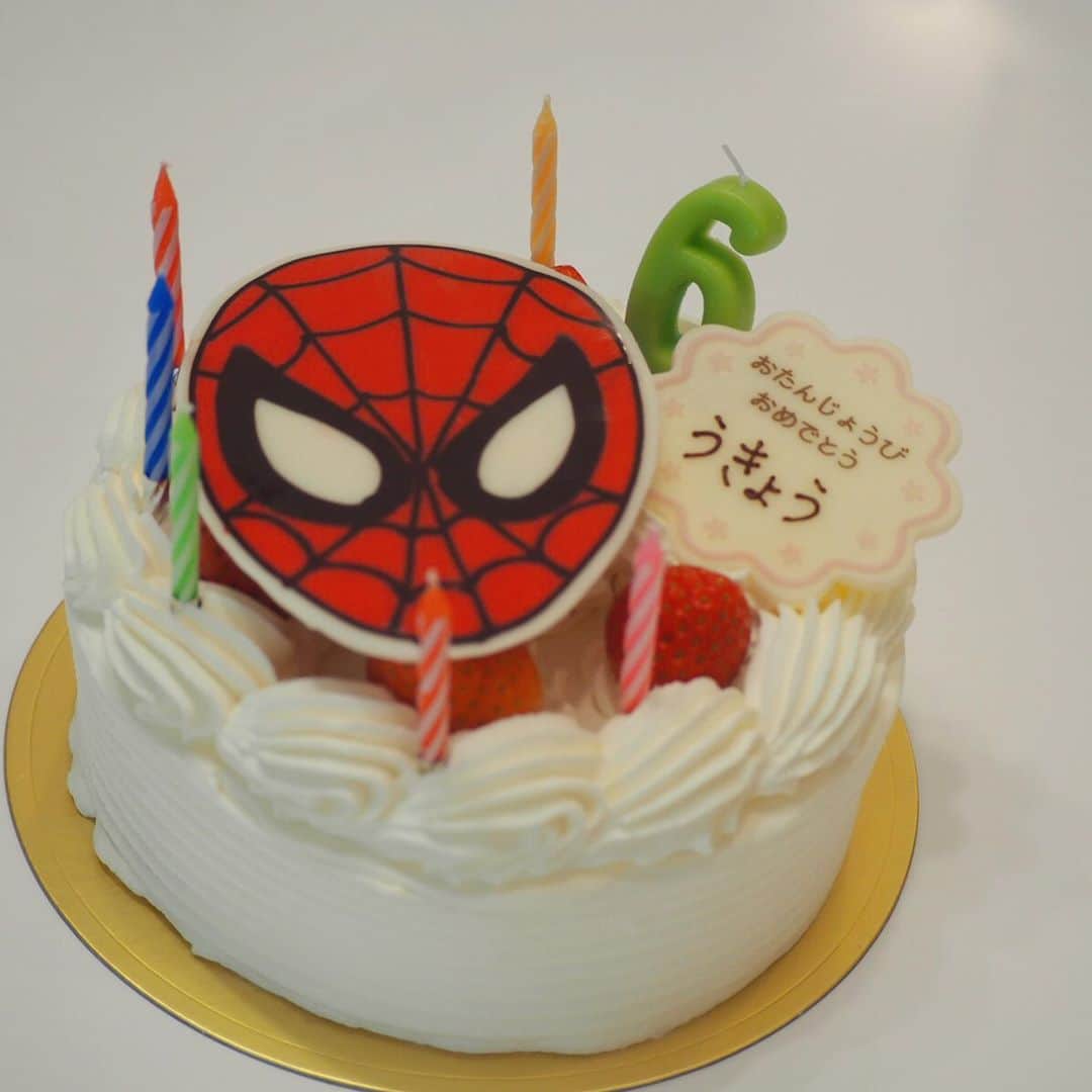 羽村亜美さんのインスタグラム写真 - (羽村亜美Instagram)「毎年毎年お誕生日の当日は、、 私が仕事でお祝いできず。。。  今年も、少し遅れちゃったけど、 お祝い🥂  #お誕生日おめでとう #６歳 #スパイダーマンケーキ」11月11日 20時42分 - amihamura