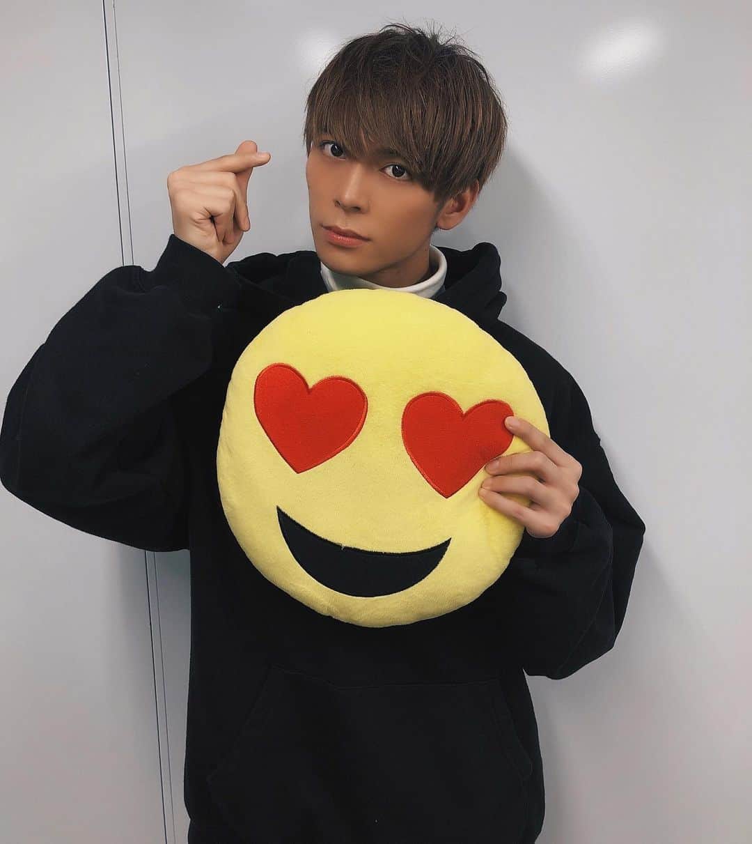 岡田隆之介のインスタグラム：「髪切ったよ！！ きゅんでぇぇーす😍 . . . . . .  #instagood #instalike #like4like #like #ootd #ootn #followme  #モデル #サロモ #サロンモデル #メンズファッション #ファッション #お洒落さんと繋がりたい #韓国好きな人と繋がりたい #ファインダー越しの私の世界 #フォロミー  #いいねした人で気になった人フォロー #金髪 #マッシュ男子 #雰囲気好きな人いいね #雰囲気推してください  #いいね返し #youtube」