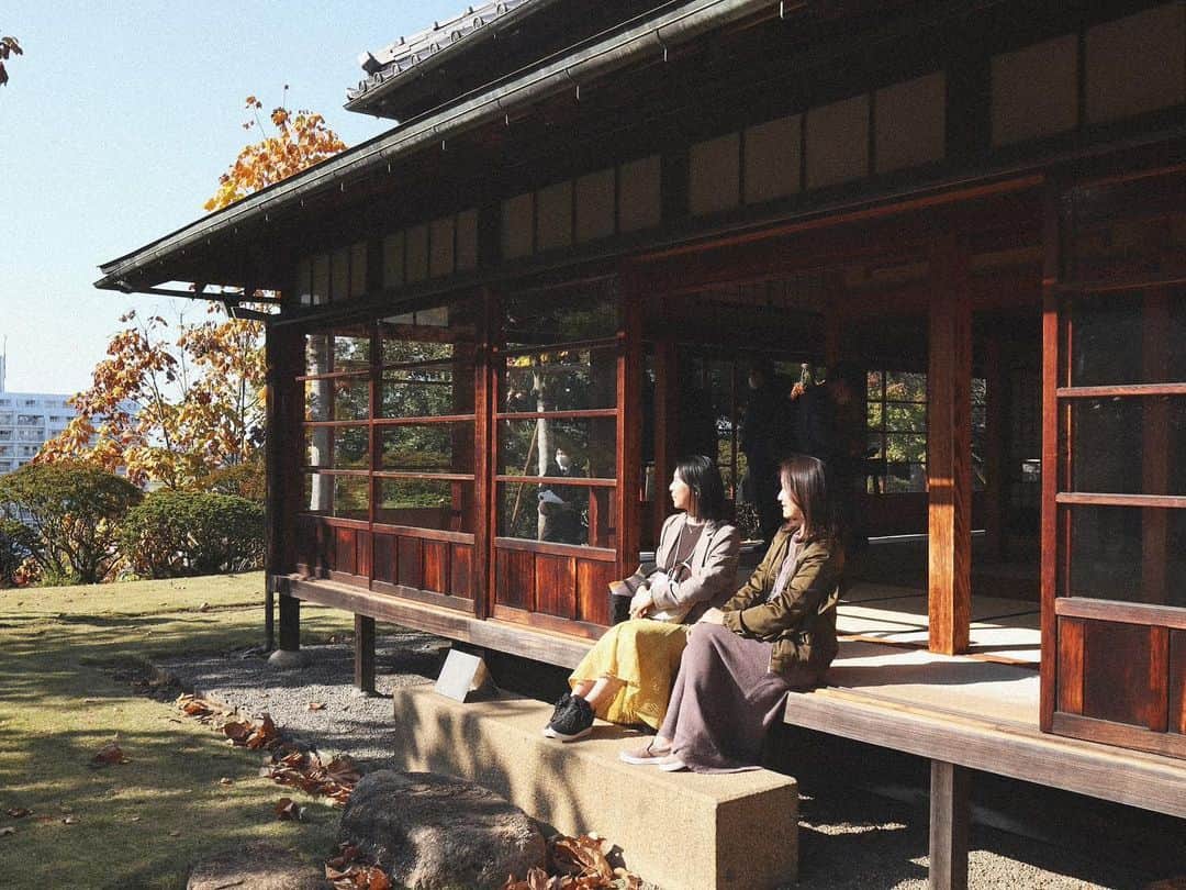 リナさんのインスタグラム写真 - (リナInstagram)「私にとって馴染みのある街、松戸🍁  松戸の歴史と、今の文化を伝える プレスツアーに参加してきました♪  今回は、 「プリンス・トクガワ」ライフ体験ということで、 将軍徳川慶喜の弟・徳川昭武が明治以降に住んでいた、 重要文化財の『#戸定邸 （とじょうてい）』にて、 昭武の生涯を伝える紙芝居や 昭武が渡欧する際に持っていった "#陣羽織 "の特別公開を見学しました📃  他にも、 松戸名物の食材である #矢切ねぎの照り焼き 、 白玉などを取り入れ、 昭武の末裔が考案した 「#戸定邸弁当 」を頂いちゃいました😋  これまた美味〜♪ 歴史的建物を眺めながらの食事は、 その時代にタイムスリップした気分を味わえます⛰  その後は、 今に息づく松戸の最新スポットめぐり⭐️  昭武が親しんだとされる珈琲の試飲や、 市内で親しまれている新進のカフェやパンの名店のご紹介、 街の風景に溶け込んだアートスポットにも行ってきました☕️  2021年の大河ドラマがもっと面白くなるように、 とのコンセプトの今回のツアー！ 親しみある街の新たな発見や驚きに 胸がときめく1日でした♪  東京からもほど近い場所にある、 緑豊かな街"松戸"、 是非是非訪れてみてください❤︎ ...................................................... #松戸市 #松戸グルメ #松戸カフェ #松戸 #松戸ツアー #松戸観光  #渋沢栄一 #戸定邸庭園 #戸定邸弁当 #旅女 #観光スポット #吉沢亮 #コーヒー #パン #アート #徳川昭武 #PR #大人の社会科見学 #歴史好き」11月11日 20時42分 - 1010koki0218