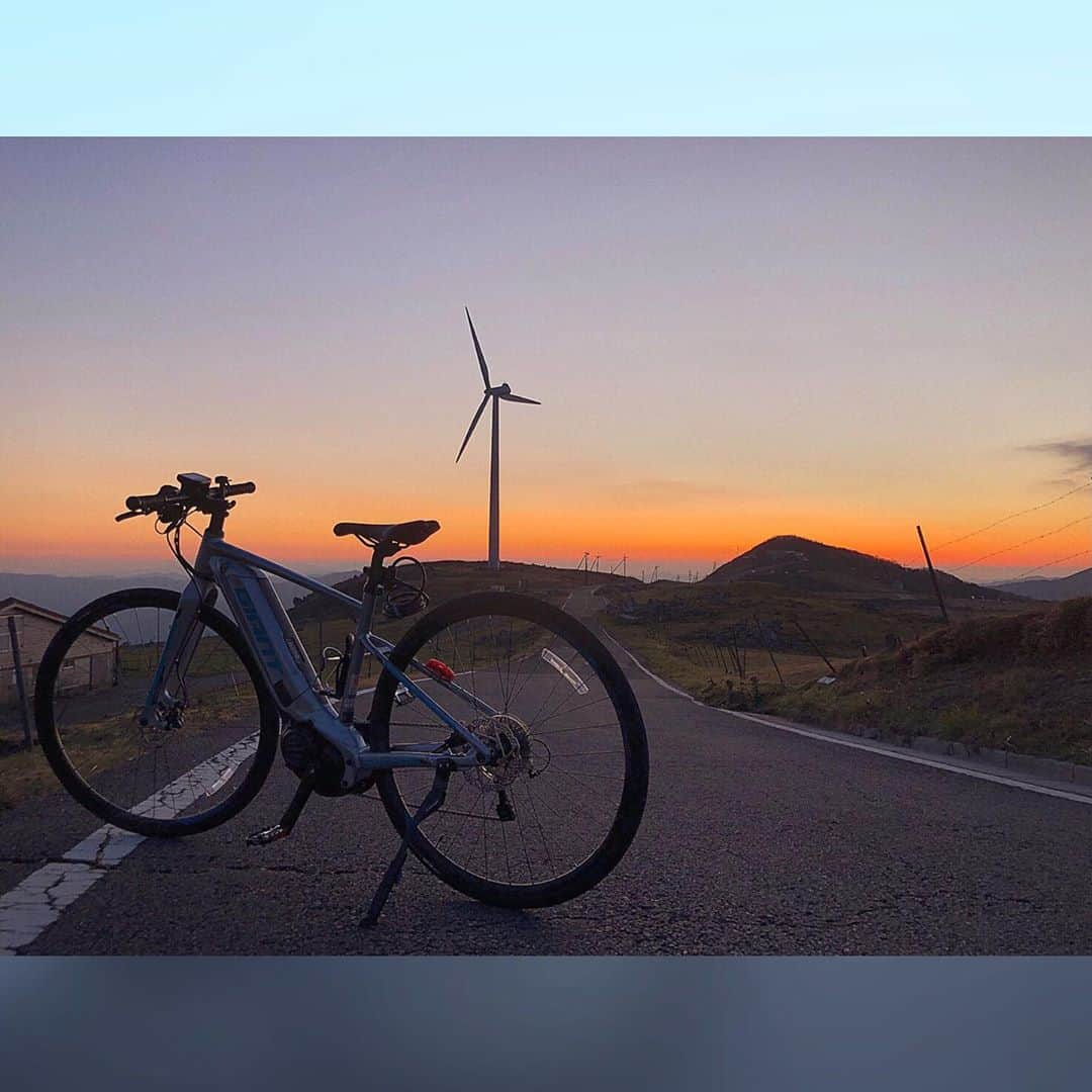 STU48さんのインスタグラム写真 - (STU48Instagram)「🚲🚲🚲  E-BIKEアクション応援隊🚴‍♀️✨として愛媛をサイクリングしてきたあおいちゃんからお写真が届きましたー🥰  ステキな夕日とあおいちゃんに癒される〜😌💕  #STU48 #兵頭葵 #HyodoAoi #アイドル #オフショット #カワイイ #可愛い #japanesegirl #kawaii #idol #瀬戸内アイドル #瀬戸内 #setouchi #四国カルスト #四国 #愛媛 #ehime #夕日 #風車 #景色最高  #ebike #e_bike #インスタ映え #サイクリング #cycling #cyclingphotos #cyclingpics」11月11日 20時42分 - stu48.official