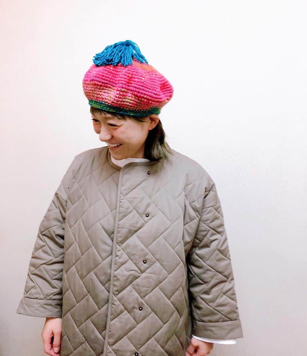 和田美枝のインスタグラム：「もみちゃんズchanが『絶対にワダさんに似合うと思ってぇ〜』って帽子編んでプレゼントしてくれたぁぁぁ🎁  色もカタチも好みすぎるし、とにかくもみちゃんの気持ちが嬉しすぎて心がポカポカしとります🔥🔥🔥  ホントにホントにスペシャルにありがとっ  #もみちゃんズ #妖精みたいな #女の子 #1つしかない #ニットのベレー帽 #大切にします #帽子愛」