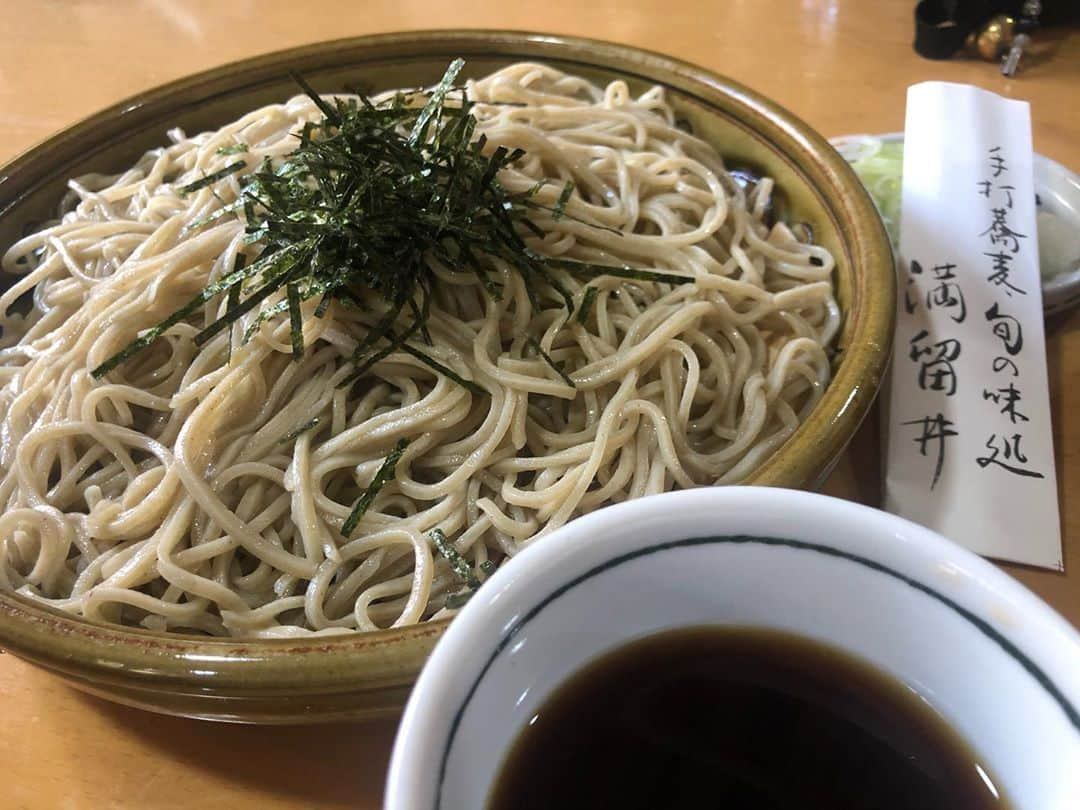 西尾季隆のインスタグラム：「軽井沢の蕎麦屋さん 『手打蕎麦、旬の味処 満留井』さん。 十割蕎麦のざるそば。 メタくそおいしかった。 おいしい蕎麦は寒くても、もりそばかざるそばがいい。」