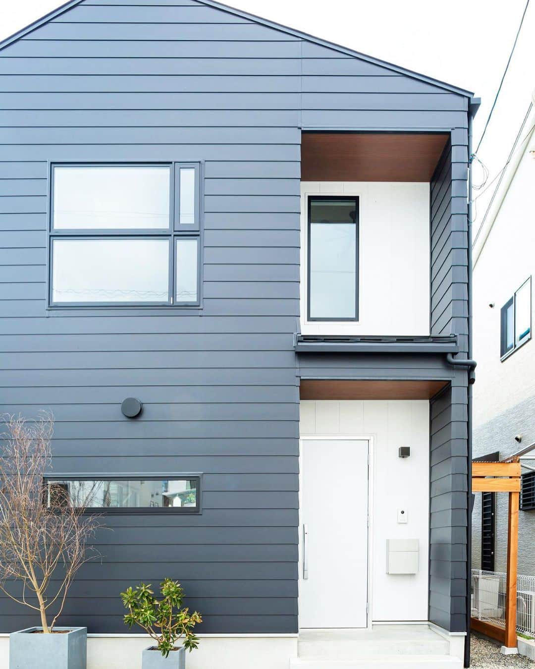 321houseさんのインスタグラム写真 - (321houseInstagram)「【家事導線にこだわったさんかく屋根の家】 ①マットブラックのサイディングを使用したさんかくの家。木目調やホワイトでアクセントをつけています♪ 正面の大きな窓はFIXと開閉可能の窓が一緒になったものです(^^) 外壁：ｱｲｼﾞｰ工業 / SF-ﾋﾞﾚｸﾄ　col：ﾏｯﾄﾌﾞﾗｯｸ　 　　　ｱｲｼﾞｰ工業 / ｶﾞﾙﾌﾞﾗｲﾄJF　col：ﾈｵﾎﾜｲﾄ 玄関ドア：三協ｱﾙﾐ / ﾏﾃﾞｨｵJ　col：ﾌﾞﾗｯｸ ②リビング収納には可動棚を採用しました。見せる収納として大活躍しますよ♪ 大きな窓のそばには子供たちが遊んだりくつろいだりする畳スペースを。畳スペースとフローリングの高さはフラットになっています。 ③キッチンにはウッドワンのスイージーを採用。ペニンシュラタイプなので、とても開放的で圧迫感がありません。見せる収納と引き出し付き収納があります。 ④リビングにはブラックのアイアンを使用した造作のストリップ階段を設置。階段下には収納があります！ 階段は吹き抜けになっており、上部に窓がありますので明るくなりますね♪  . . その他の写真、321HOUSE開催のイベント詳細などはプロフィール画面の【@321house】よりHPへお進みいただくとご覧になれます🙂 ----------------------- photo ☞  @321house ----------------------- 資料請求 ☞ @request_321 ----------------------- . #外観#外観デザイン#ガルバリウム外壁#さんかく屋根#切妻屋根#無垢フローリング#梁見せ天井#キッチン#リビング階段#デザイン住宅#家づくりアイデア#シンプルな暮らし#自然素材の家#注文住宅#321ハウス#321house#広島注文住宅#自然素材の家づくり」11月11日 20時36分 - 321house