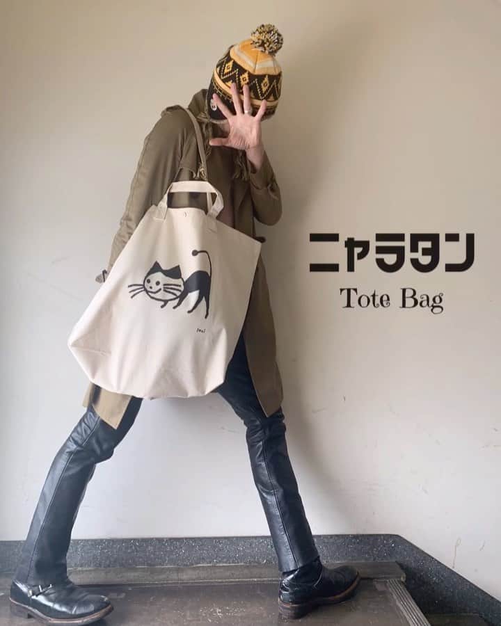 イマイアキノブのインスタグラム：「🥀『ニャラタン』 大きなサイズのトートバッグ 会場売りのみ 残りわずかにあります  『ニャラタン』 2WAYハンドル内ポケット付 カラー ナチュラル 生地 綿 100％ キャンバス  サイズ  縦43cm 横61cm  内容量 約29L ¥3000  『BIRDY』 2WAYハンドル内ポケット付 カラー ナチュラル／ブラック 生地 綿 100％ キャンバス サイズ  縦 38cm  横 53cm  幅 15cm 内容量 約21L ¥3000  『BIRDY』(Tシャツ) サイズ S M L XL ¥3000  ライブ会場 及び IMAIAKINOBU OFFICIALSITE(通販) https://imaiakinobu.base.ec/ にて販売中  #imaiakinobu  #イマイアキノブ」
