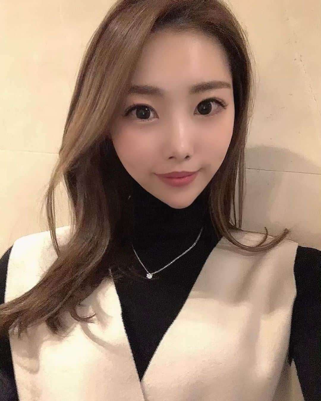 YOUのインスタグラム：「🙂🤍  最近髪の毛伸びたね〜って会う人会う人に言われる♪ こんな長いの久しぶり🩰 今はロング気に入ってるけど、 また気分でショートにしちゃうかも😘」
