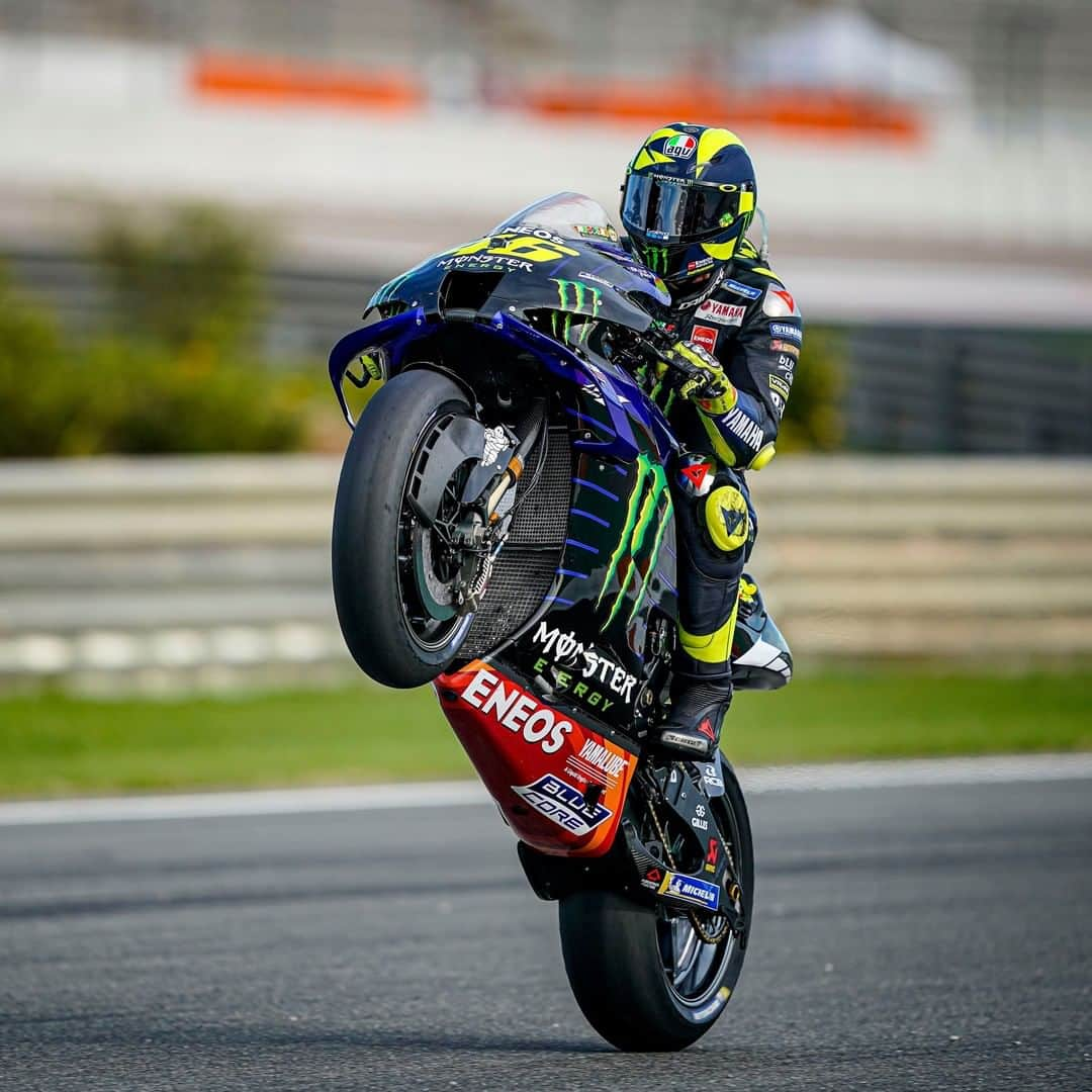 YamahaMotoGPさんのインスタグラム写真 - (YamahaMotoGPInstagram)「Happy #wheeliewednesday from @valeyellow46 ✌️  #MonsterYamaha  #MotoGP  #ValenciaGP」11月11日 20時40分 - yamahamotogp