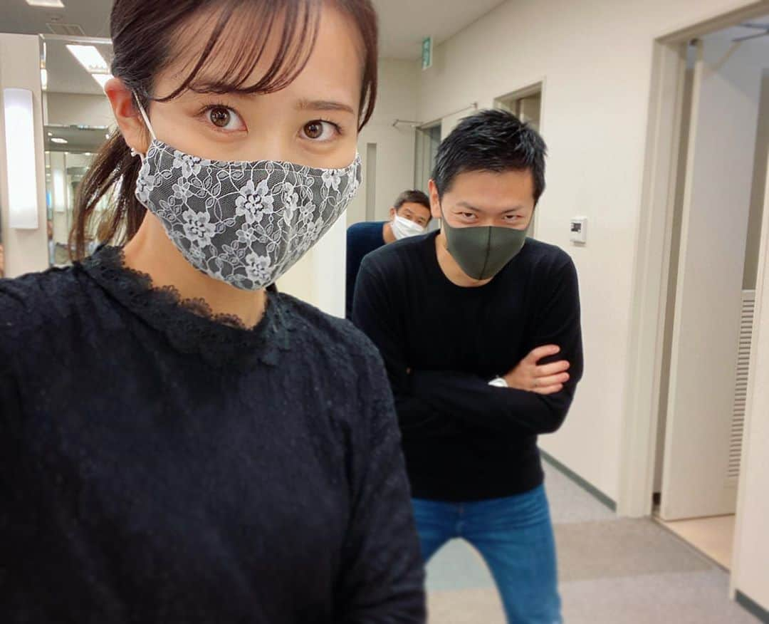 島津咲苗さんのインスタグラム写真 - (島津咲苗Instagram)「偶然、みんな黒ずくめでした👻笑 . . . #ひょっこり #佐藤裕二 #アナウンサー #唐揚げ先輩 #上坂嵩 アナ #島津咲苗 #メーテレ #アップ #マスクも色々 #黒コーデ #布マスク #放送後 #メイク室」11月11日 20時51分 - sanae_shimazu