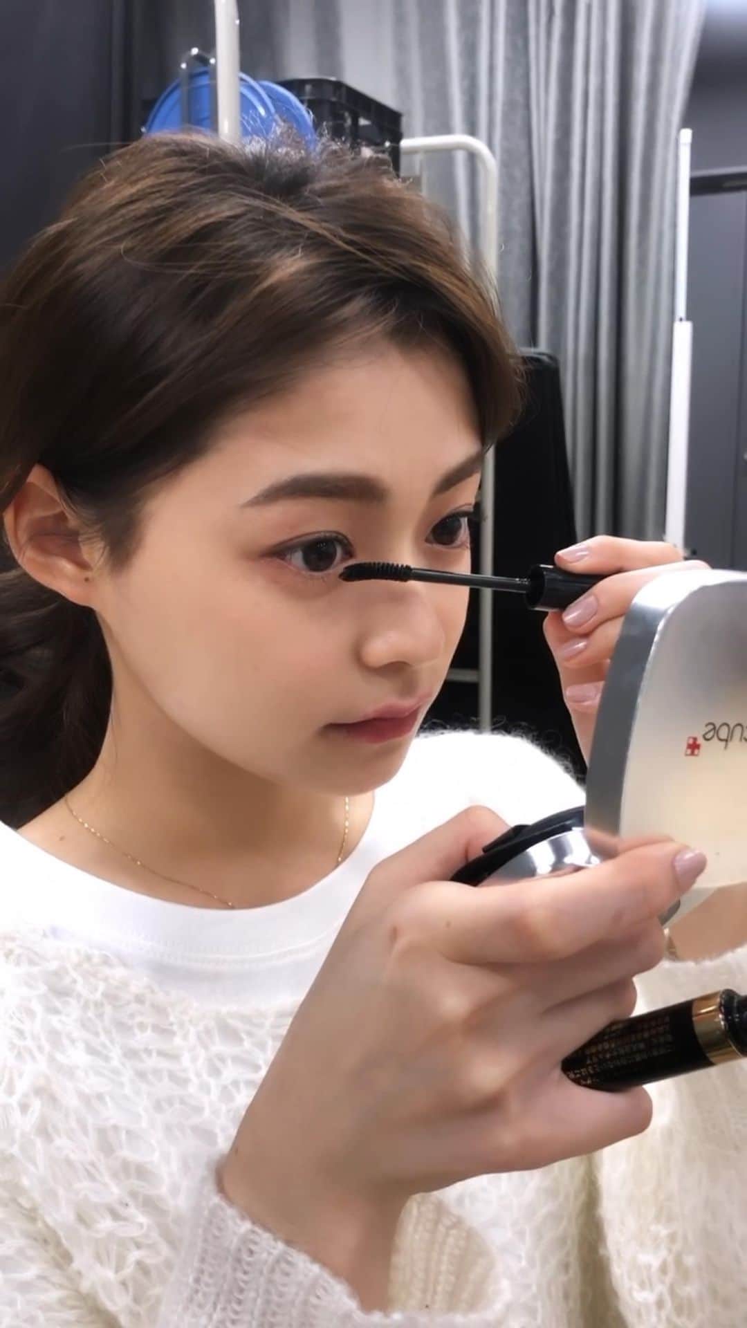 田崎さくらのインスタグラム：「ただただメイク直しをしてるリール☺︎﻿ ﻿ ﻿ マスカラとチークを塗り直してます😂﻿ ﻿ ﻿ 今日の韓国風メイクのストーリーが﻿ 好評で嬉しい〜🥰﻿ ﻿ ﻿ ﻿ ﻿ #リール #コスメ #メイク #マスカラ ﻿ #チーク #メイク動画 #ヘアアレンジ﻿ #簡単ヘアアレンジ #ポニーテール﻿ #秋冬メイク #白ニット #ニットコーデ﻿ #秋冬コーデ﻿」