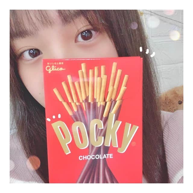 佐藤楓恋さんのインスタグラム写真 - (佐藤楓恋Instagram)「【𝐏𝐨𝐜𝐤𝐲 𝐝𝐚𝐲】﻿ ﻿ 今日は11/11ポッキーの日です🍫🤤﻿ みんなはもう食べたかな？﻿ ﻿ 私は食べたいけど食べれないです🥺﻿ ママがポッキー買ってきてくれましたがダイエット中なので食べれません笑﻿ 中身は家族にあげたいと思います🤍﻿   あとすっぴんごめんねええ！ ﻿ ﻿ #ポッキーの日 #11/11 #ポッキープリッツの日 #ダイエット #popteen  #jc #レギュラーモデル #Popteenレギュラーモデル 元 #eダンスキッズ #モデル #配信者」11月11日 20時43分 - karen_sato_renren