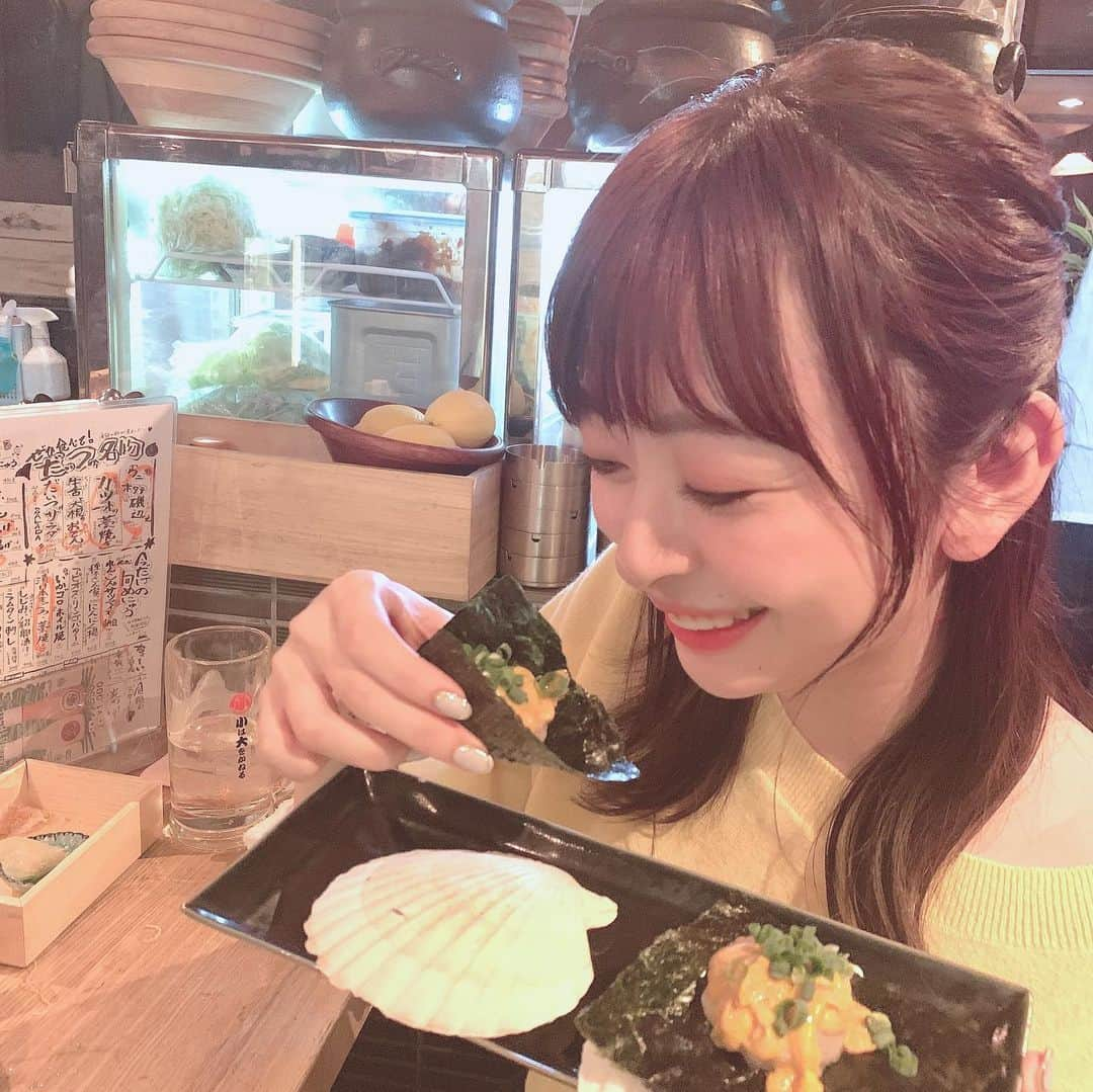 兼田日向子さんのインスタグラム写真 - (兼田日向子Instagram)「🍽 地元の友達と盛り上がった日😋 八戸にオシャレで美味しいお店がオープンしてた👏🏼  私のお気に入りはこの2つ♡ ウニとホタテの海苔巻き 贅沢に一口で…🤤  もうひとつは大根と牛タンのおでん これは…大きさがとにかくすごい！笑 牛タンにも大根にも味がしみしみでやわらか〜い😋  地元の良さ再発見の日でした☺️  #八戸#八戸グルメ#炉端酒場だいつ#八戸居酒屋#ウニ美味しすぎ#東北グルメ」11月11日 20時43分 - hinako523_k