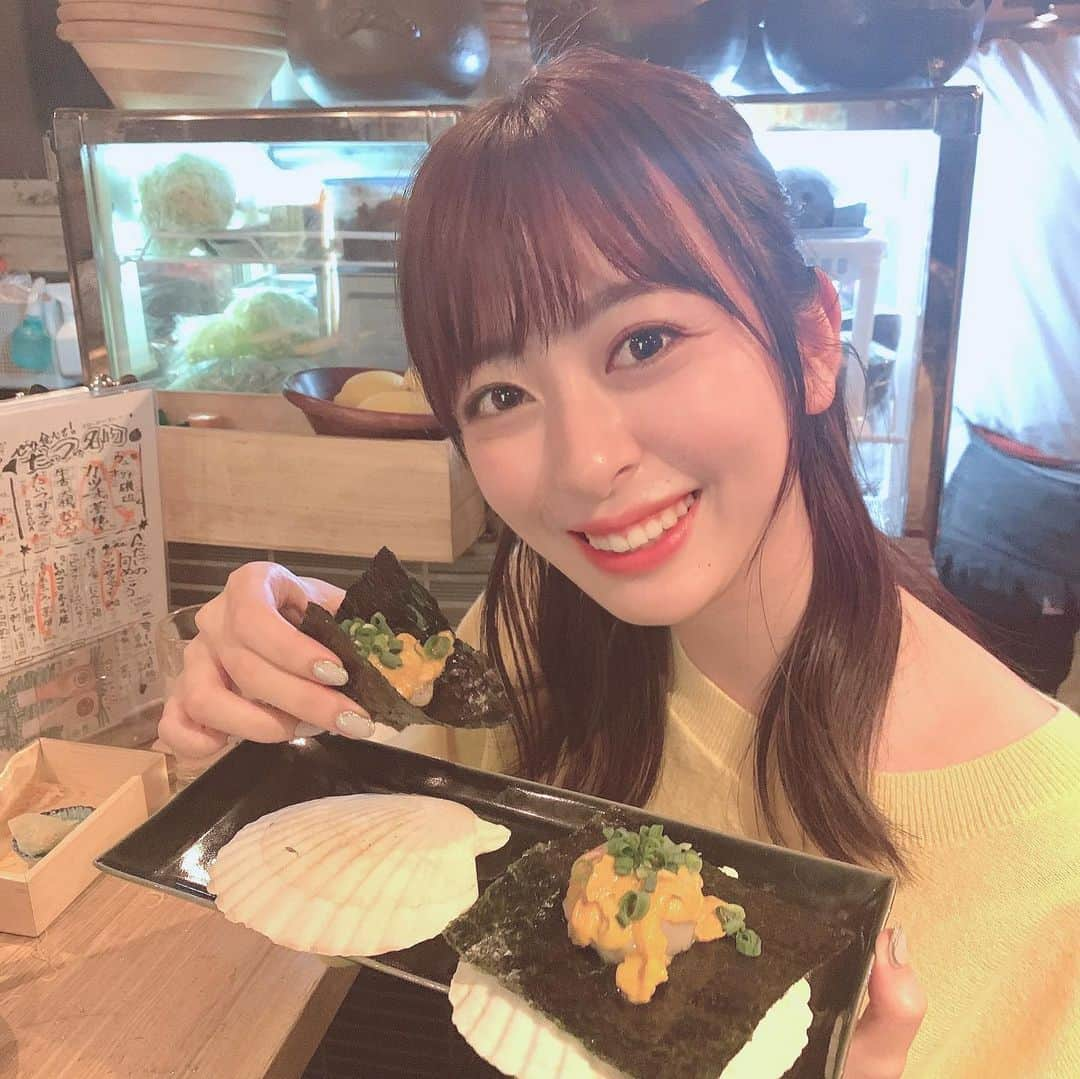 兼田日向子のインスタグラム：「🍽 地元の友達と盛り上がった日😋 八戸にオシャレで美味しいお店がオープンしてた👏🏼  私のお気に入りはこの2つ♡ ウニとホタテの海苔巻き 贅沢に一口で…🤤  もうひとつは大根と牛タンのおでん これは…大きさがとにかくすごい！笑 牛タンにも大根にも味がしみしみでやわらか〜い😋  地元の良さ再発見の日でした☺️  #八戸#八戸グルメ#炉端酒場だいつ#八戸居酒屋#ウニ美味しすぎ#東北グルメ」