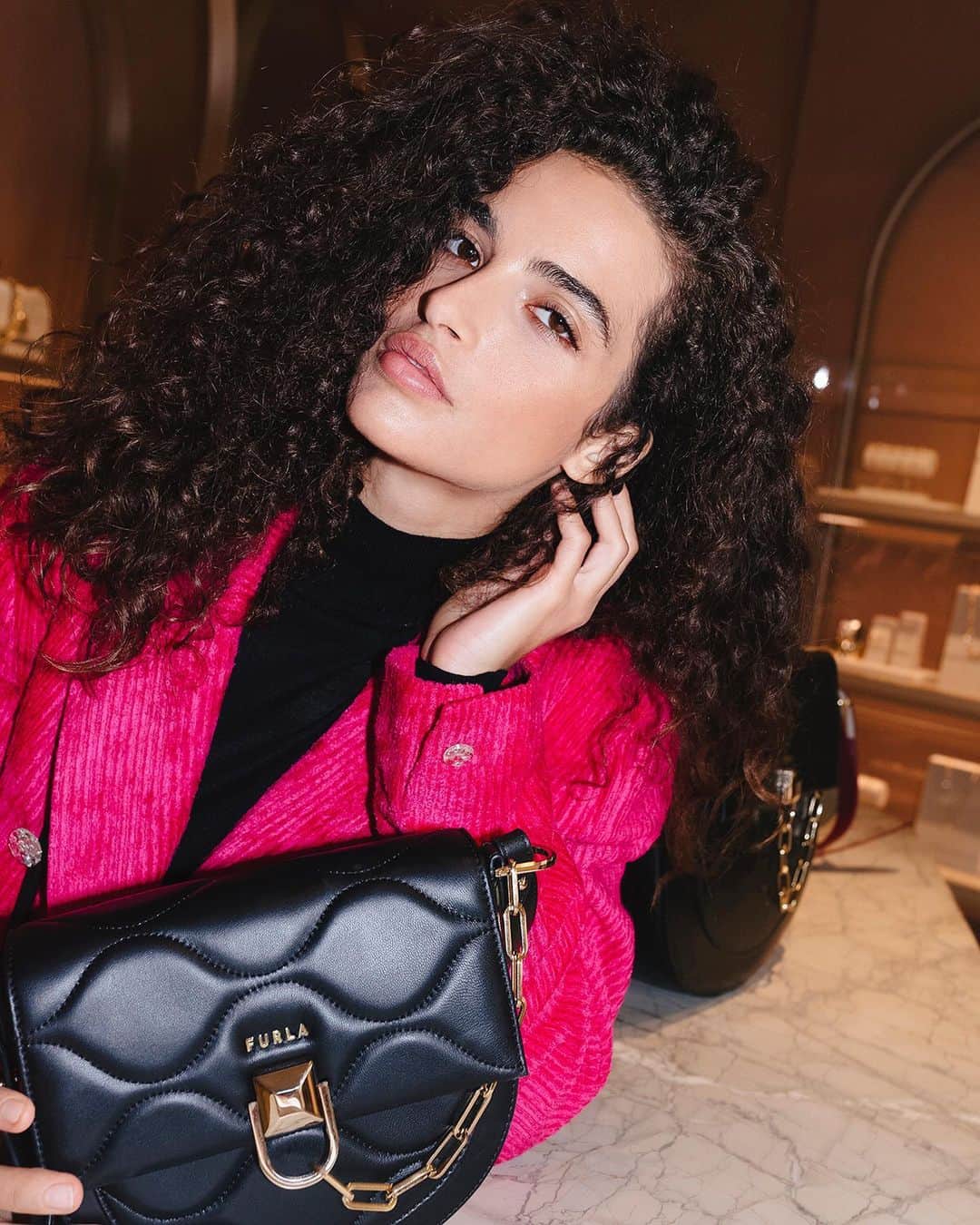 フルラのインスタグラム：「Wish-list fact: @chiarascelsi has a thing for the black pieces of the Furla Cruise 21 collection. Getting into the Holiday Season.  #thefurlasociety #furlafeeling #furlagift #newcollection #furla #accessories #fashion」