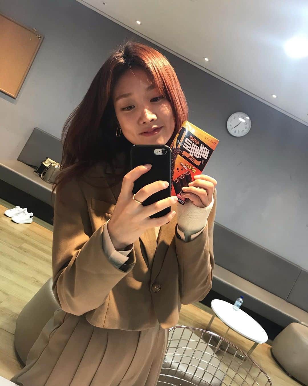 チャ・ミンジのインスタグラム：「빼빼로가 내손에 왔다~🥴🥴  얄류~~~념냠 챱챱  #빼빼로데이#알루은경부원장님#주신선물#심쿵#간식으로#냠냠」