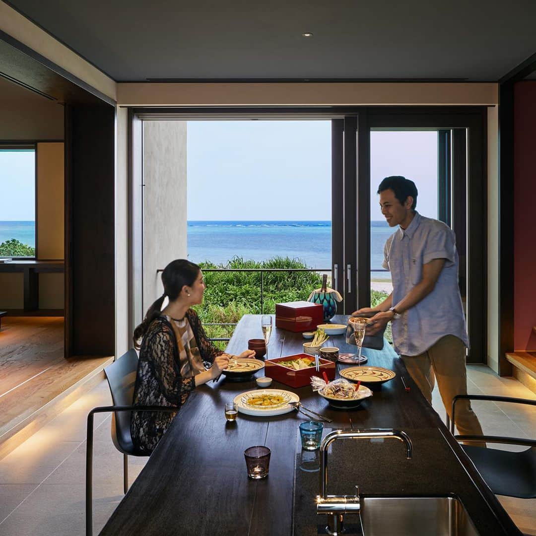 HOSHINOYA｜星のやのインスタグラム：「Enjoy your meal while see the ocean view from your room. #hoshinoresorts #okinawa #yomitan #hoshinoya #星のや沖縄 #沖縄 #読谷村 #星のや　#星野リゾート」