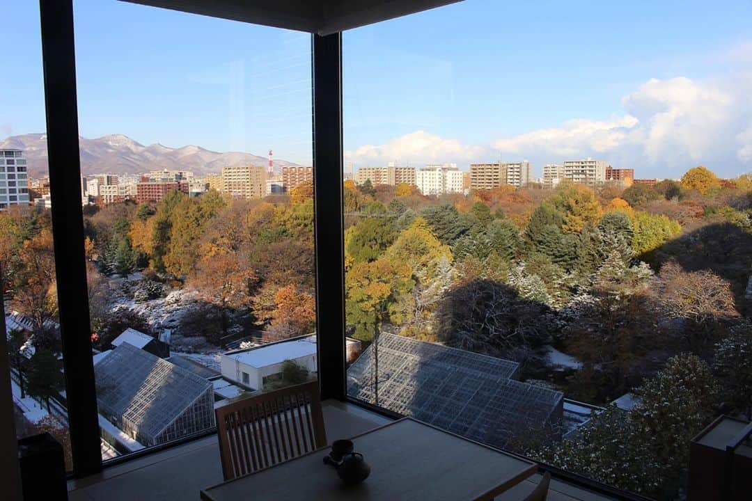 sayoko_betseyさんのインスタグラム写真 - (sayoko_betseyInstagram)「new onsen style in Sapporo♨️﻿ ﻿ ﻿ 8月にオープンしたばかりの ONSEN RYOKAN 由縁 札幌  @yuensapporo﻿ ﻿ 母が北海道に来ていたので #gotoキャンペーン　もフル活用して宿泊してきたよ﻿ ﻿ 和モダンでハイセンスだけど宿泊費はリーズナブル🤭﻿ 特にコーナーダブルのお部屋は窓が大きくて眺めも最高でした。﻿ 眼下には北大植物園、遠くには山も見渡せて、自然に囲まれた都会、札幌らしい景色。﻿ ﻿ お風呂は登別のカルルス温泉の源泉を運んでいるそうで、街中で良質な温泉に入れちゃうのも良かったです♨️﻿ ﻿ 大通からも近くて歩いて色々行けたし、母に札幌の良い所を一気に体験してもらえました😌﻿ ﻿ ﻿ 札幌に遊びに来る人にオススメのホテルは間違いなくここ♡♡﻿ ﻿ ﻿ スワイプ👉﻿ ▶︎6.7枚目﻿ 茶器台や茶器がとっても可愛い🥺🍵﻿ ﻿ ▶︎9枚目﻿ 北海道食材を使った朝ごはんも美味しかった﻿ ﻿ ﻿ ﻿ #sapporo #sapporotrip #hokkaido #hokkaidotrip #hokkaidolikers #yuensapporo #札幌 #札幌観光 #北海道旅行 #札幌ホテル #北大植物園 #ホテル好き #ホテル好きな人と繋がりたい #タビジョ #北海道に恋してる」11月11日 20時47分 - sayoko_betsey