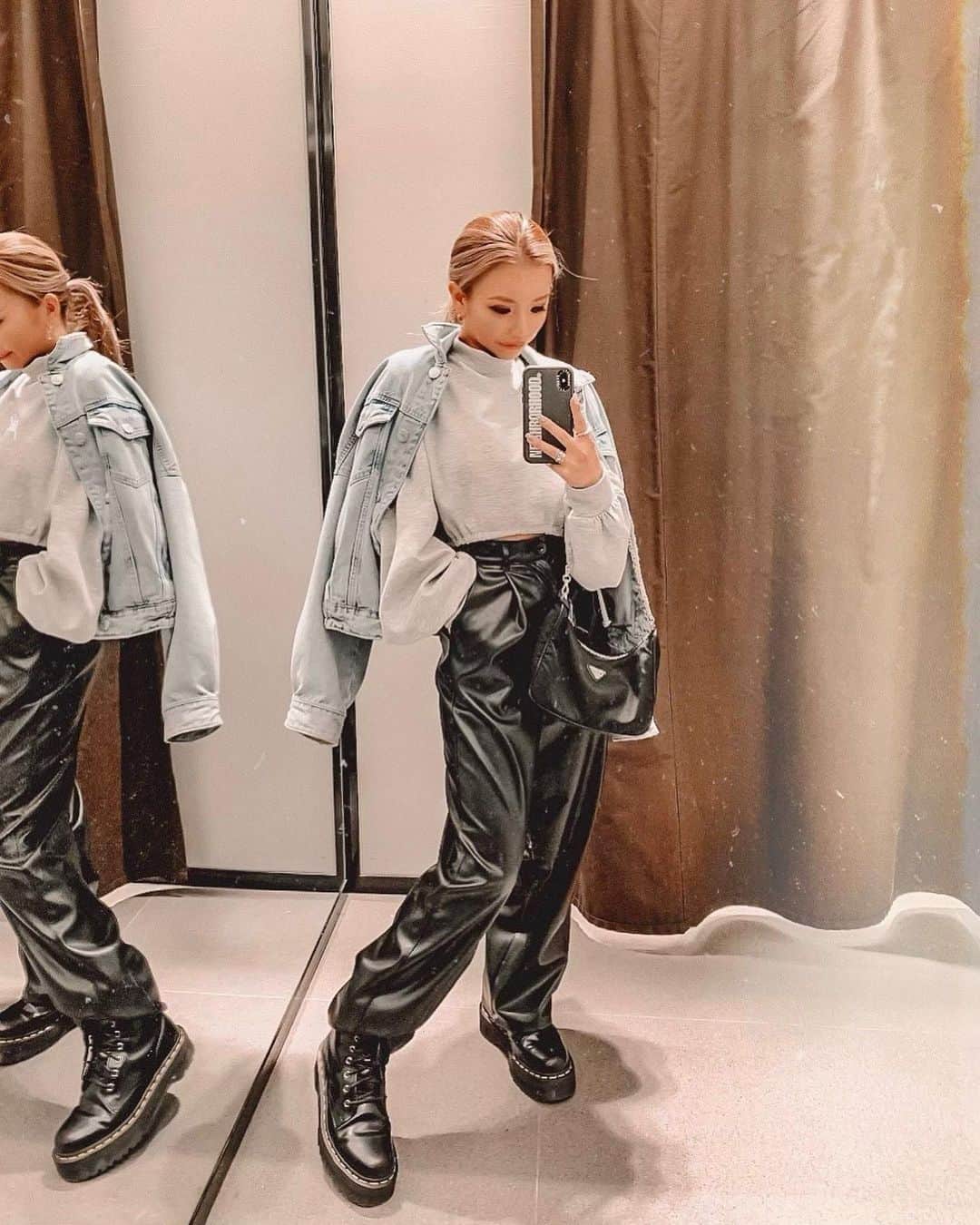 ✷kana✷のインスタグラム：「𝐓𝗼𝐝𝐚𝐲‘𝐬 . . フィッティングが広すぎた🥳 レザーパンツ好きすぎてまた履いてるw . iPhone12pro📱 やっと予約した！高画質たのしみー」