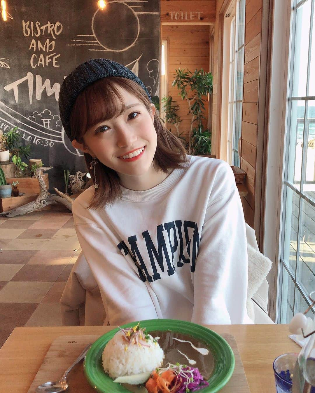 坂本 愛玲菜さんのインスタグラム写真 - (坂本 愛玲菜Instagram)「☕️🤎﻿ ﻿ 久しぶりのお休み、お母さんと #糸島 の @time.itoshima という大好きなカフェへ🚗(3年前くらいに来たことある)﻿ ﻿ 寒くてもいい！テラス席に座りたい！と思って行ったけど、海沿い×風＝流石の寒さだったので店内で…外の海を眺めながら、ゆったり。最高でした🦢﻿ ﻿ お店の方もとても感じが良くて居心地が良く、 店内も消毒、換気、しっかり感染対策されていました✨﻿ ﻿ カレーもパンケーキもペロリ🍛🥞😋﻿ ﻿ パワーチャージ完了！﻿ ﻿ #自称糸島観光大使 #糸島大好き芸人 #糸島は俺の庭 #お母さん連れて行ってくれてありがとう」11月11日 20時48分 - erena_hkt48