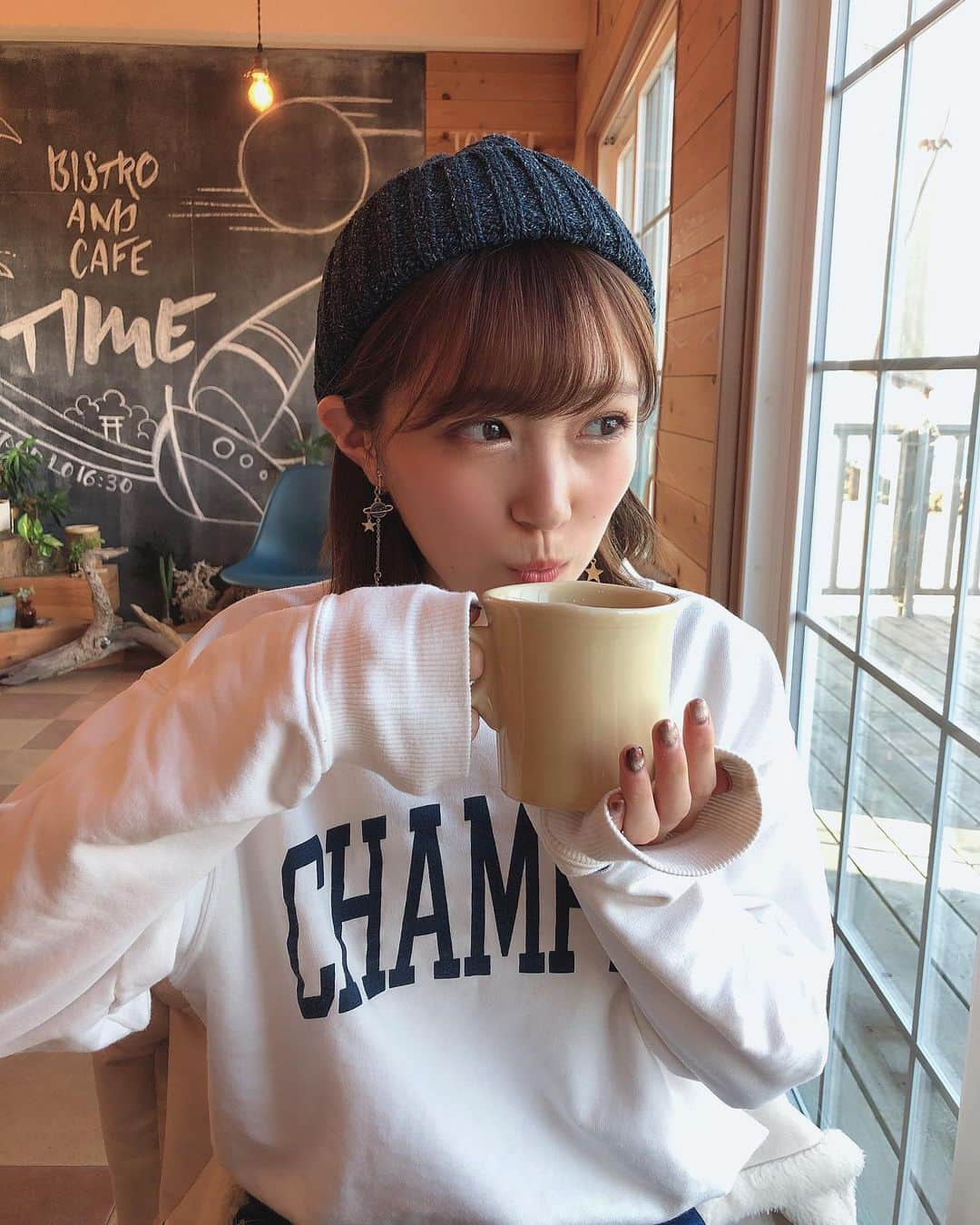 坂本 愛玲菜さんのインスタグラム写真 - (坂本 愛玲菜Instagram)「☕️🤎﻿ ﻿ 久しぶりのお休み、お母さんと #糸島 の @time.itoshima という大好きなカフェへ🚗(3年前くらいに来たことある)﻿ ﻿ 寒くてもいい！テラス席に座りたい！と思って行ったけど、海沿い×風＝流石の寒さだったので店内で…外の海を眺めながら、ゆったり。最高でした🦢﻿ ﻿ お店の方もとても感じが良くて居心地が良く、 店内も消毒、換気、しっかり感染対策されていました✨﻿ ﻿ カレーもパンケーキもペロリ🍛🥞😋﻿ ﻿ パワーチャージ完了！﻿ ﻿ #自称糸島観光大使 #糸島大好き芸人 #糸島は俺の庭 #お母さん連れて行ってくれてありがとう」11月11日 20時48分 - erena_hkt48