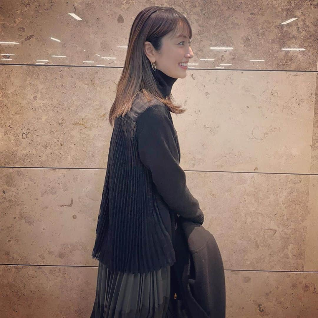 矢田亜希子さんのインスタグラム写真 - (矢田亜希子Instagram)「寒かった。。。 #私服#カシミアコート @celine  #ニットとスカート @sacaiofficial  #ブーツ @anndemeulemeester_official  ニットにネックレスみたいにチェーンがついてて可愛すぎるんだ♡♡」11月11日 20時50分 - akiko_yada