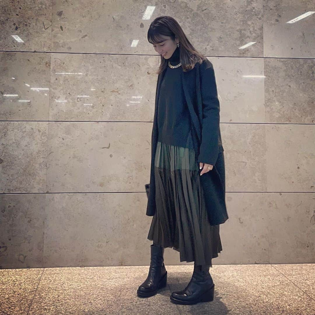 矢田亜希子さんのインスタグラム写真 - (矢田亜希子Instagram)「寒かった。。。 #私服#カシミアコート @celine  #ニットとスカート @sacaiofficial  #ブーツ @anndemeulemeester_official  ニットにネックレスみたいにチェーンがついてて可愛すぎるんだ♡♡」11月11日 20時50分 - akiko_yada