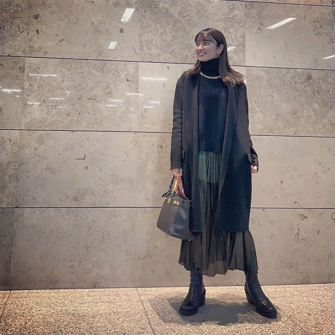 矢田亜希子さんのインスタグラム写真 - (矢田亜希子Instagram)「寒かった。。。 #私服#カシミアコート @celine  #ニットとスカート @sacaiofficial  #ブーツ @anndemeulemeester_official  ニットにネックレスみたいにチェーンがついてて可愛すぎるんだ♡♡」11月11日 20時50分 - akiko_yada