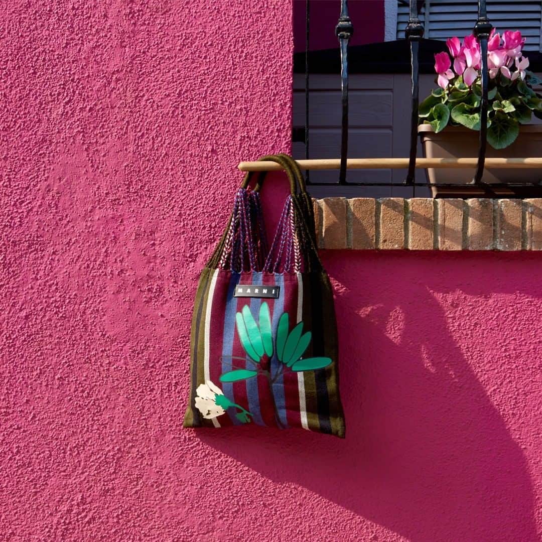 マルニさんのインスタグラム写真 - (マルニInstagram)「OPTIMISTS GO TO WORK WEARING FLOWERS ON THEIR BAG.  Discover the Hammock Bag from #MarniBlossomGardenMarket and other limited-edition bags, décor items and furnishings inspired by a blooming garden and its vibrant colors.  NOW ON MARNI.COM」11月11日 21時00分 - marni