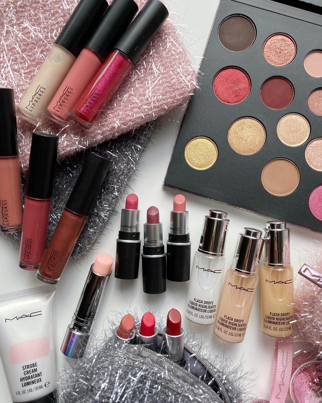 M∙A∙C Cosmetics Japanのインスタグラム：「本日の『#クリスマスコフレ2020 ⑤ みんなでクリエイトする ホリデーメイク』の#MACインスタライブ で使用した製品はこちらです👇 With RYOKO SHIONO @mac_ryoko  ㅤ ご視聴いただいた皆さま、有難うございました✨まだの方はIGTVからぜひご覧くださいませ。 #MACFrostedFirework #MACクリスマスコフレ2020 #MACHoliday ㅤ 【ライブ使用製品】 ＊LIPS ☑︎ファイヤーワークト ライク ア チャーム ミニ リップスティック キット: レッド ☑︎M∙A∙C プレップ プライム リップ  ☑︎リップ ペンシル / ストリップダウン ＊EYES ☑︎グランド スペクタクル アイシャドウ × 25 パレット ☑︎M∙A∙C プレップ プライム 24 アワー エクステンド アイ ベース ＊FACE ☑︎スパークラー スターター キット: スキンケア ☑︎フラッシュ ドロップス トリオ ☑︎ファーストリスポンスアイクリーム ☑︎M·A·C プレップ プライム フィックス+ ＊BRUSH ☑︎スパークラー スターター キット: ブラシ  ☑︎# 217S ブレンディング ブラシ ㅤ #MACCosmeticsJapan #MACコスメ#MACCosmetics #コスメ #メイク #ホリデー #コフレ #クリスマスコフレ#アイメイク#アイシャドウ#グラデーション#キラキラ#キラキラメイク#限定コスメ#限定#限定品#MACリップ#リップ#リップメイク#透明感#ツヤ肌#ツヤ肌#スキンケア#アイメイク#アイシャドウ#アイパレット」
