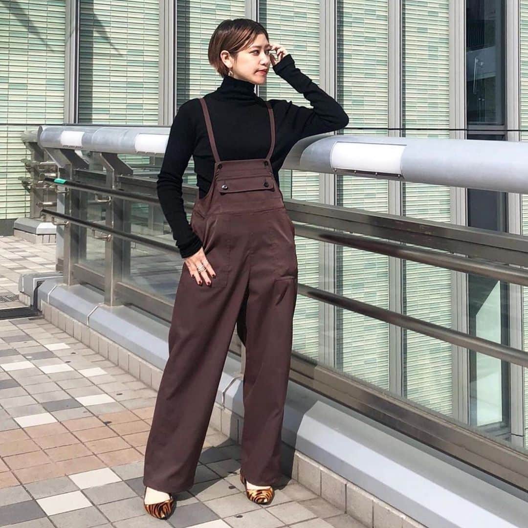 のインスタグラム：「【recommend styling】  フランス軍のサロペットをベースに作られたサロペット。﻿ ﻿ 細いストラップは、身体のラインを華奢にみせ、子供っぽく見えず演出してくれる、嬉しいデザイン。﻿ ﻿ 今からの季節は、ショートブーツとの合わせもおすすめです。﻿ ﻿ tops【Johnbull】lot:ZC588﻿ ¥15,400﻿ ﻿ pants【Johnbull】lot:ZP238﻿ ¥20,900﻿ ﻿ ﻿ #johnbull ﻿ #ジョンブル﻿ #johnbullprivatelabowomens﻿ #johnbullprivatelabo ﻿ #kobe﻿ #神戸 ﻿ #ミント神戸﻿ #2020 ﻿ #2020fw﻿ #20fwトレンド﻿ #옷스타그램﻿ #옷﻿ #코디스타그램﻿ #좋아요﻿ #일상﻿ #인테리어﻿ #인테이어소품﻿ ﻿」