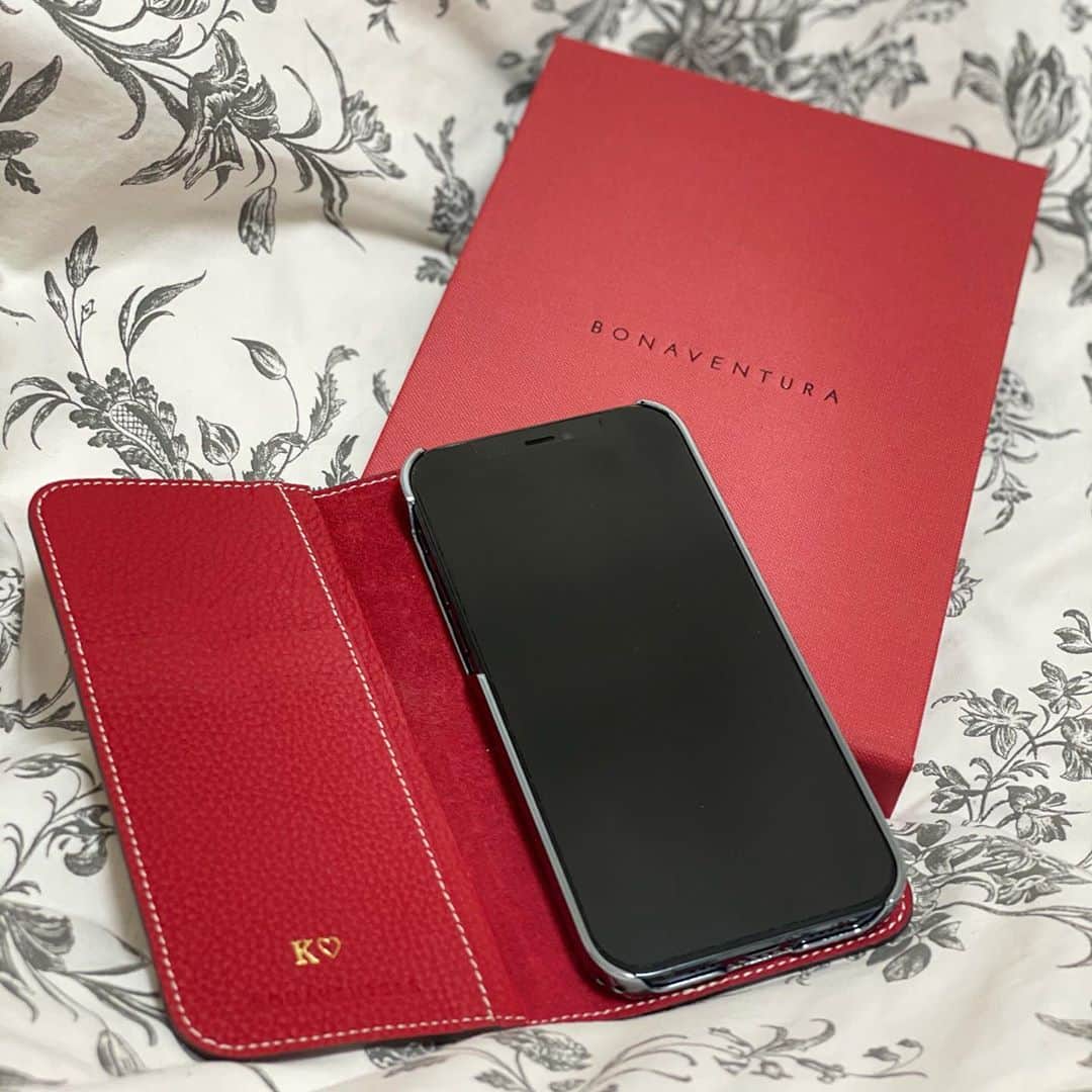 磯原杏華さんのインスタグラム写真 - (磯原杏華Instagram)「NEW❤︎ #bonaventura #caseiphone #red #刻印」11月11日 20時59分 - isoharakyoka_box