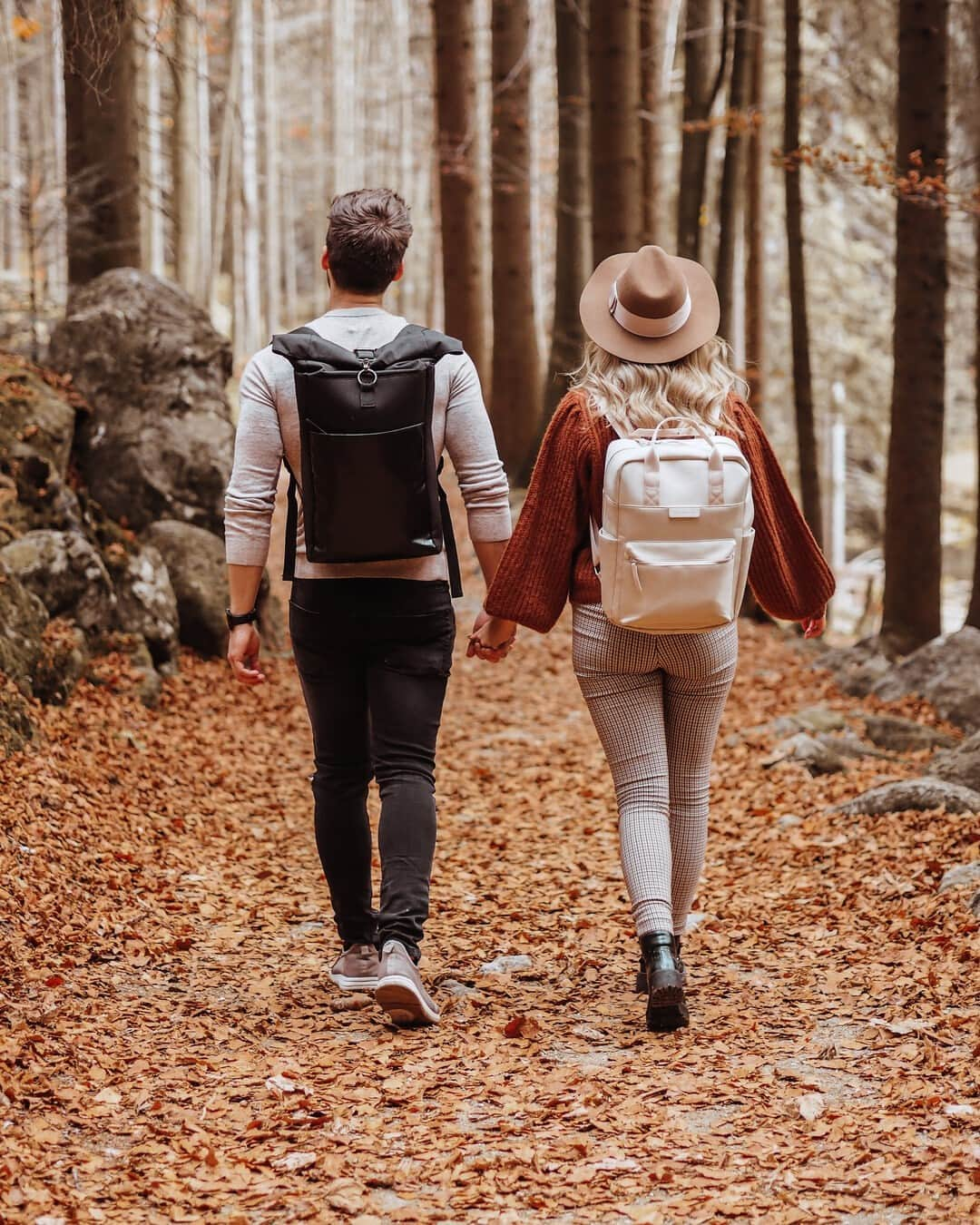 Kapten & Sonさんのインスタグラム写真 - (Kapten & SonInstagram)「'Go where you never have been.' 🧡 @nadiine.o on the go with our backpack Bergen Sandstone - her boyfriend combines our Lund All Black! 🙌 #bekapten #kaptenandson⁠ .⁠ .⁠ .⁠ #autumnvibes #autumnleaves #colorful #fallvibes #autumnoutfit #backpacks #couple #love #fashionlover #fashionaddicted #couplegoals」11月11日 21時01分 - kaptenandson