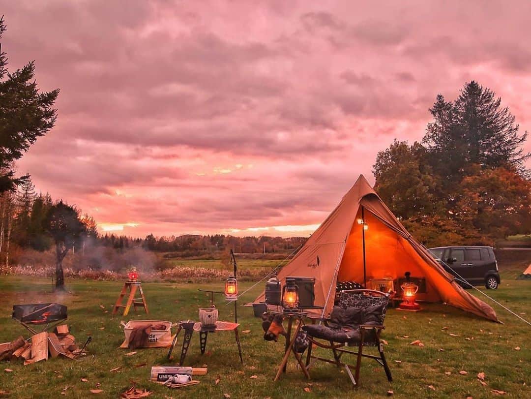 CAMP_HACKさんのインスタグラム写真 - (CAMP_HACKInstagram)「秋の夕暮れにランタン・ストーブの灯りが映える一枚。肌寒い季節はチェアクッションがあると暖かそうですね。 . . from CAMP HACK . CAMP HACKであなたのキャンプライフを取材します！ 『#camphack取材』を付けて投稿！ . Photo by @kazu_nl43 さん . #camp #camping #camphack #outdoorlife #outdoor #trip #travel #japan #followme #weekend #travelling #outdoorgirl #family #familytrip #キャンプ #アウトドア #キャンプ道具 #キャンプ初心者 #家族 #外遊び #自然 #キャンプ場 #お出かけ」11月11日 21時00分 - camp_hack
