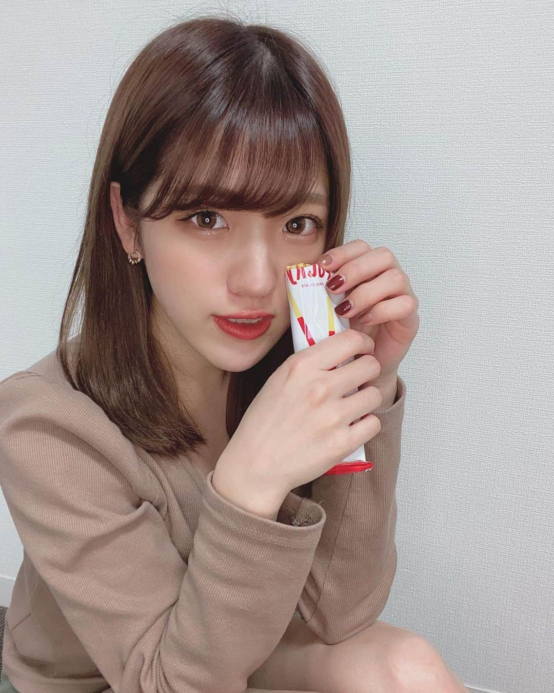 横山なつみさんのインスタグラム写真 - (横山なつみInstagram)「トッポ派だったけどやっぱポッキーもおいしいし選べないわ   #トッポの日 #ポッキーの日 #ポッキー #トッポ」11月11日 20時52分 - ___natsumi327