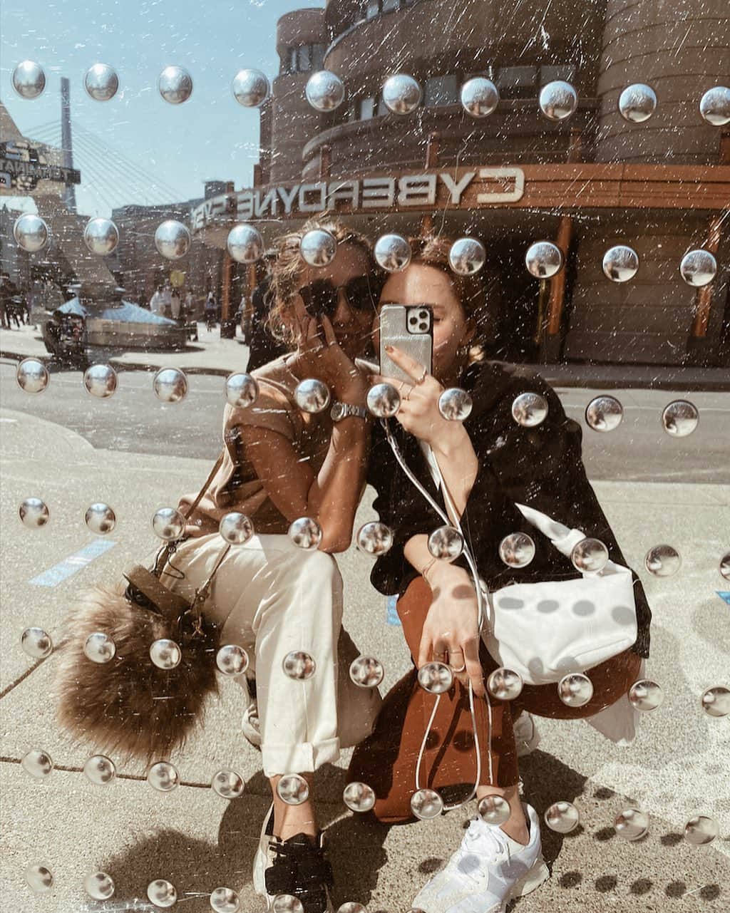 のインスタグラム：「うちも載せる🤎 @macha_mto 🤎  次会う約束までワクワクしてる🍁  んで、ヘリが持ってる物どれも欲しなる🥺  #オバスタグラマー  ゆうて、わろて。‪ 絶叫系ほんま、ギャンギャン叫ぶけど、 いつも笑ってくれるヘリ🤎 ほんでいっつも、優しいねん🥺 マスク苦しいくらい喋りたおす🤎  ここで撮るん恒例にしよ📸  ┈┈┈┈┈┈┈┈┈┈ #ユニバ#ユニバーサルスタジオジャパン #ユニバーサルスタジオジャパン🌏 #ユニバコーデ #USJ#usjコーデ #ｕｓｊ」