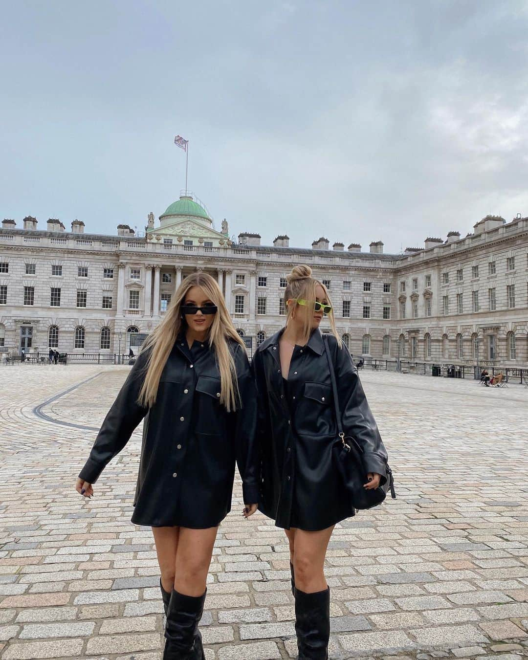 Lucy Connellさんのインスタグラム写真 - (Lucy ConnellInstagram)「It’s only Wednesday? 🤦🏼‍♀️✨  Shirts @zara  Boots @riverisland  Sunglasses @shadestationgroup  Bag @mulberryengland」11月11日 21時00分 - twinspo