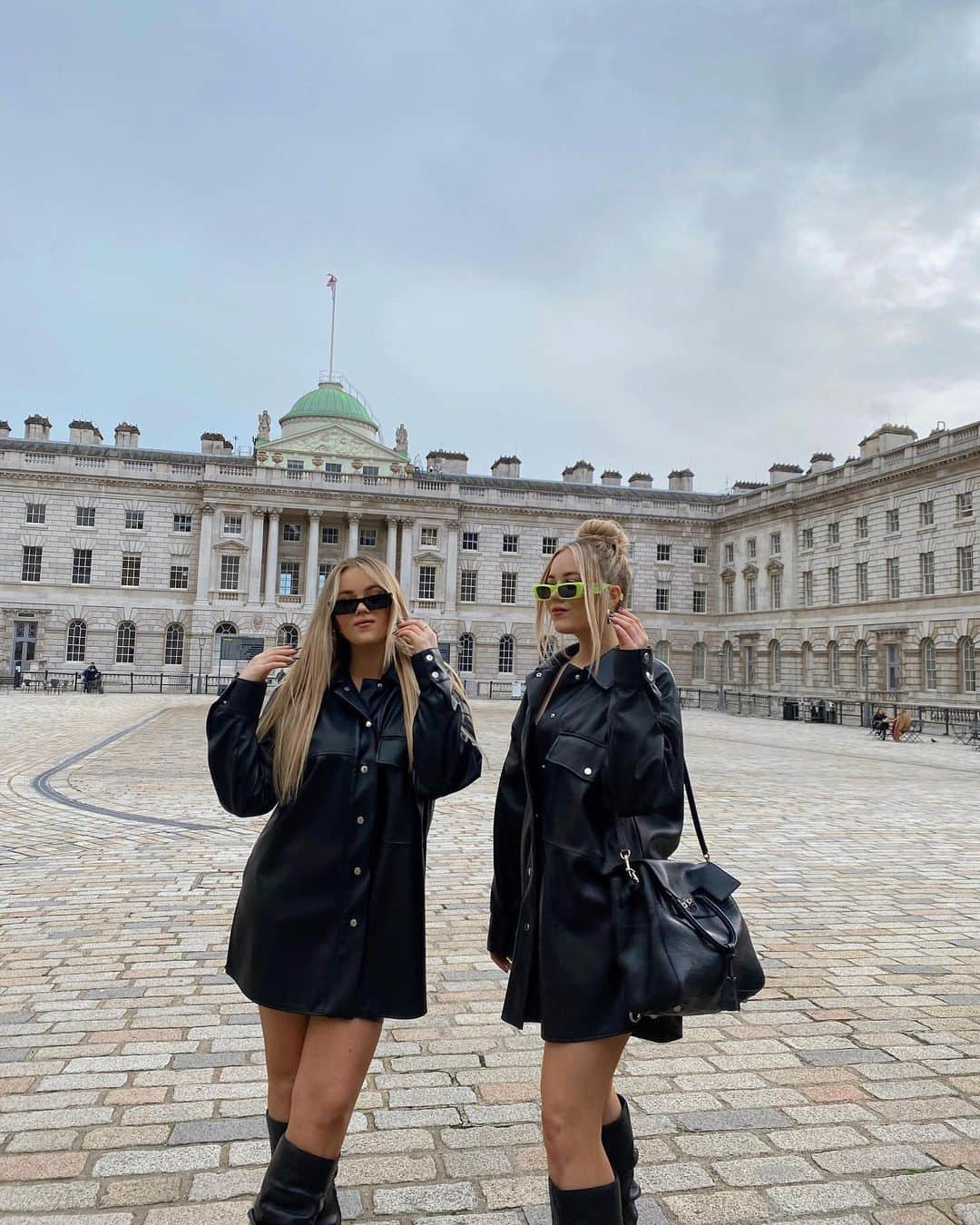 Lucy Connellのインスタグラム：「It’s only Wednesday? 🤦🏼‍♀️✨  Shirts @zara  Boots @riverisland  Sunglasses @shadestationgroup  Bag @mulberryengland」